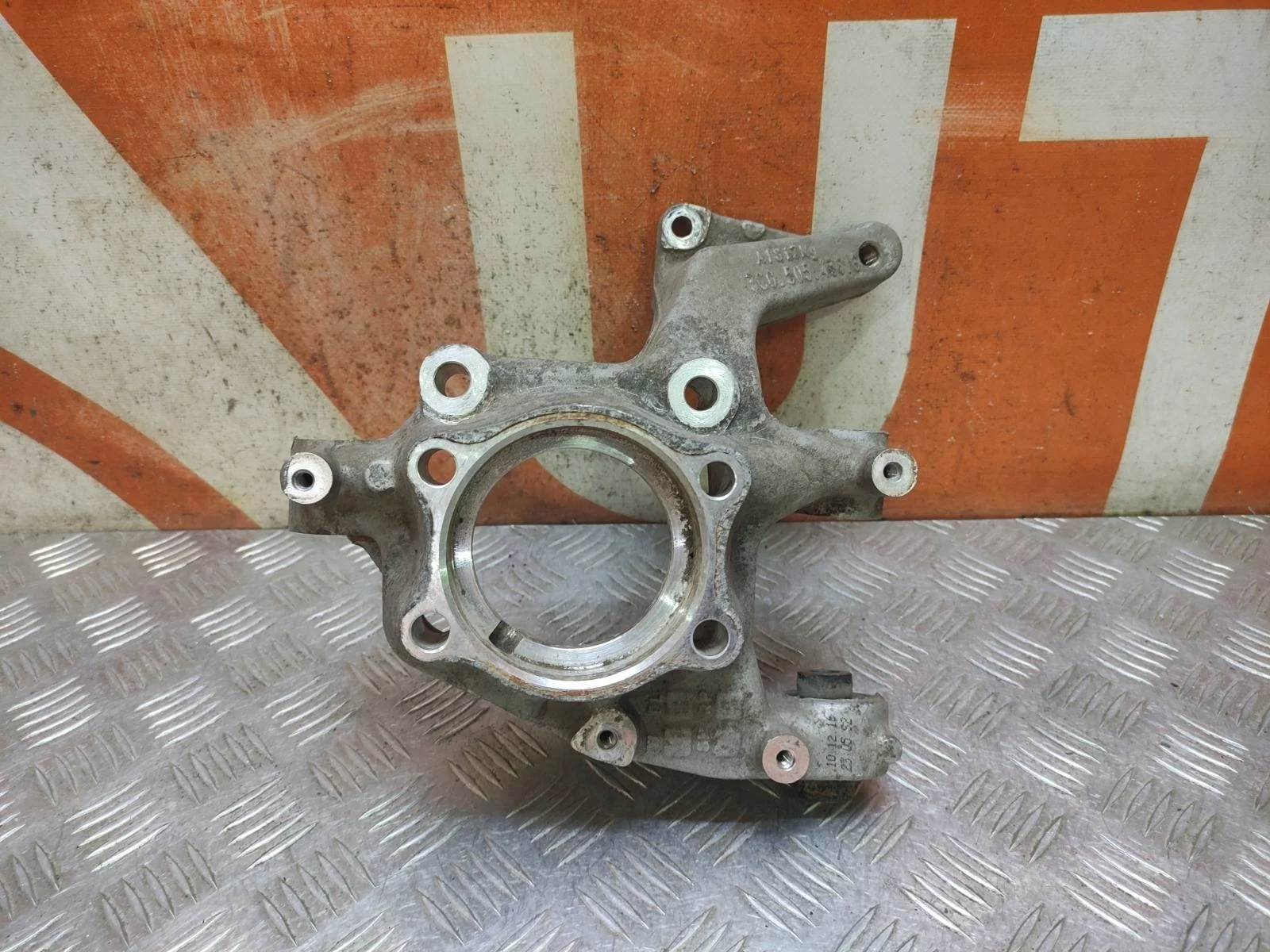 Кулак поворотный Volkswagen Passat CC 2012-2017