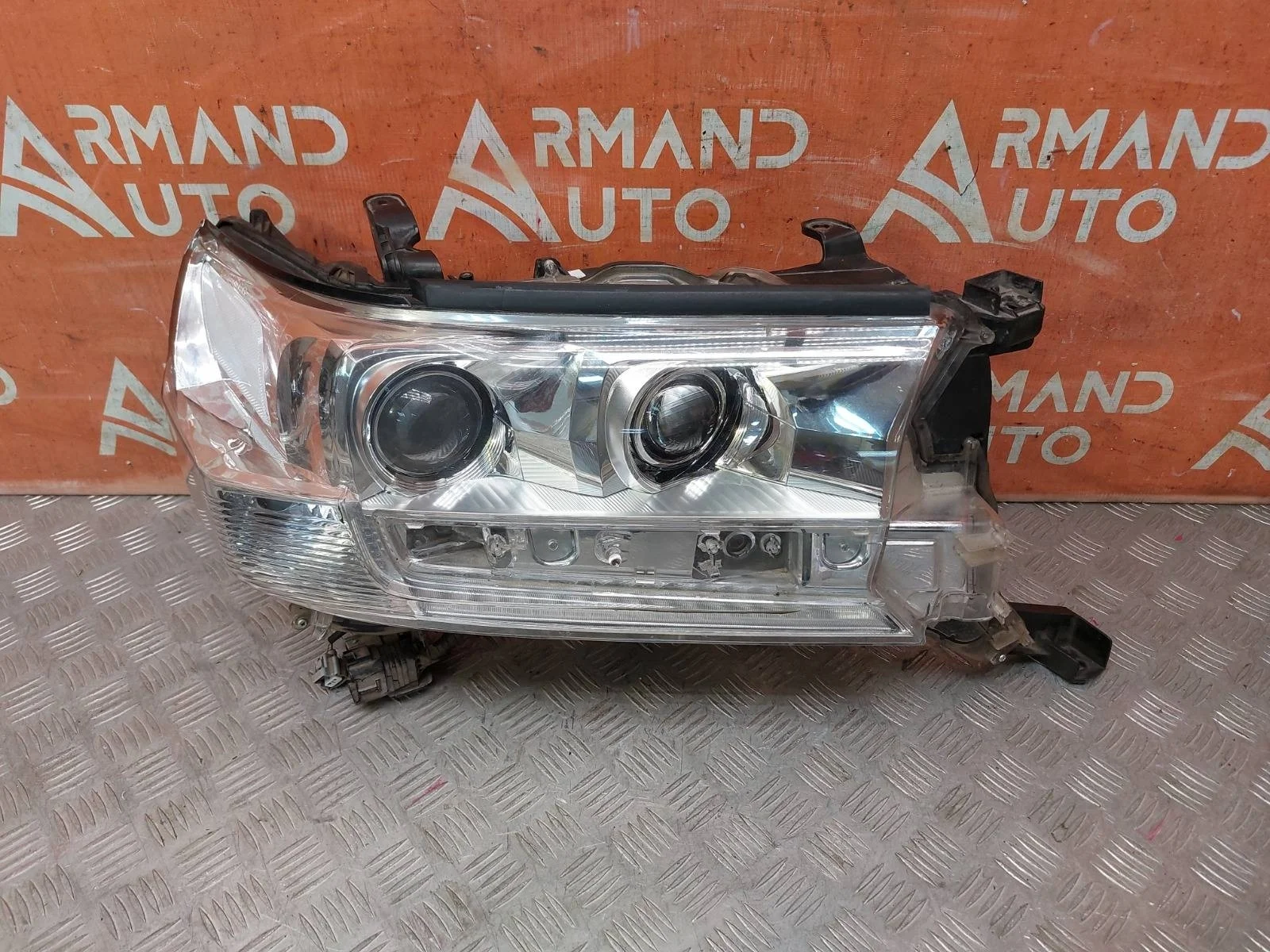 Фара Toyota Land Cruiser 2015-2021 200