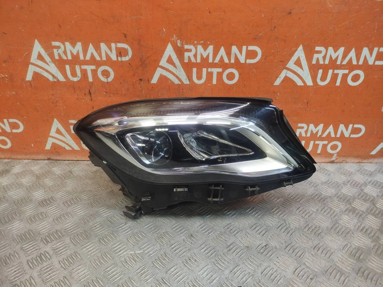 Фара Mercedes GLA-Class 2017-2020 X156