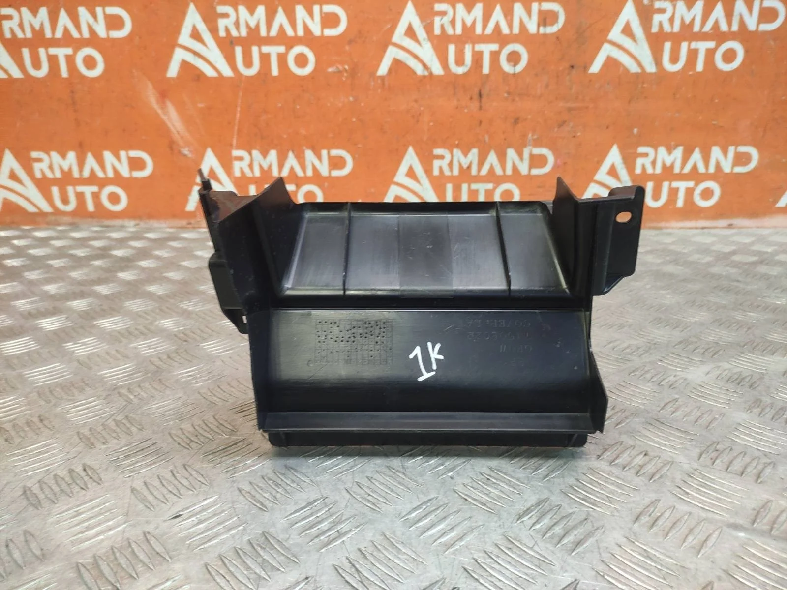 Кронштейн решетки радиатора Mitsubishi Outlander 2014-нв 3