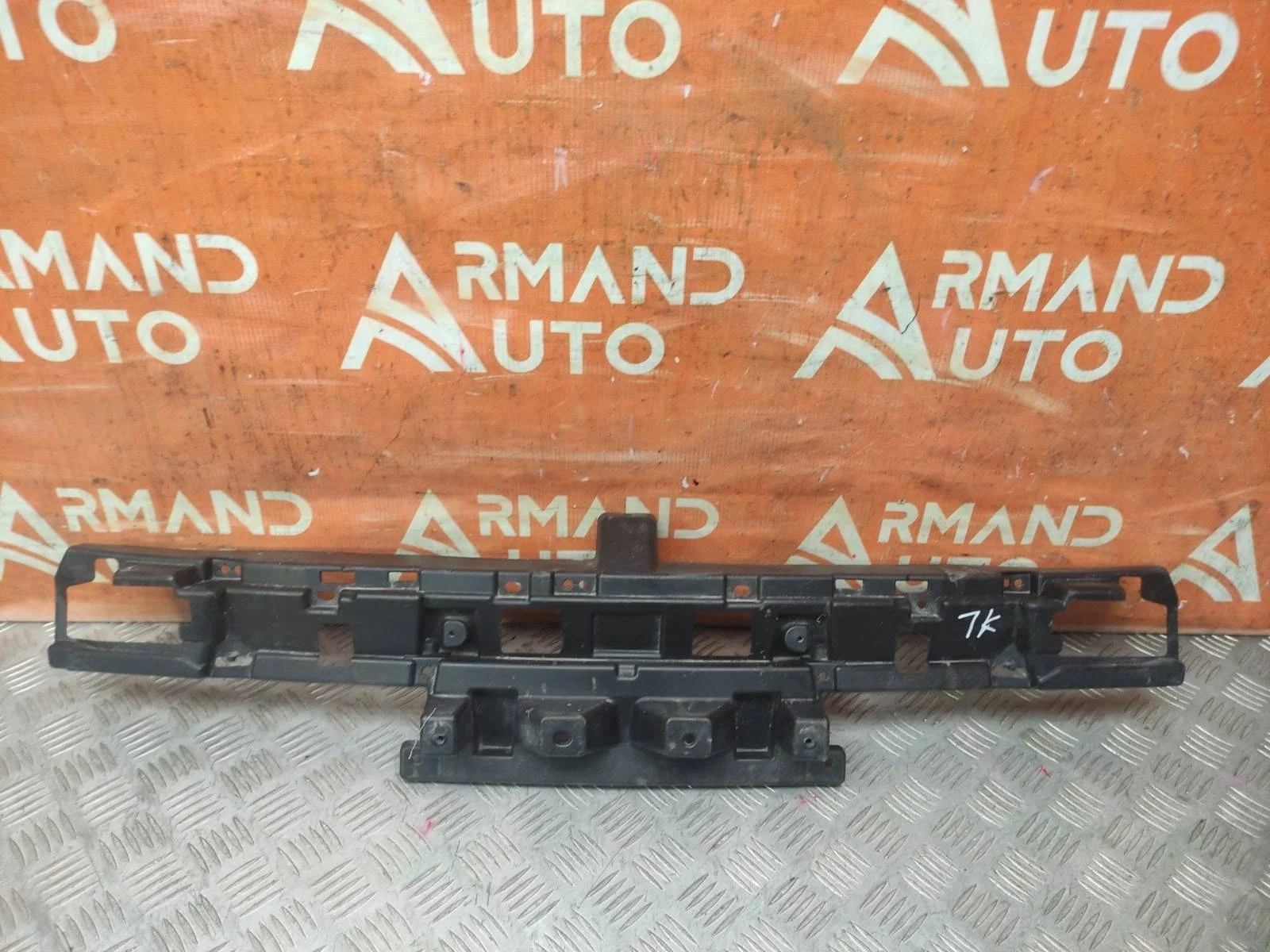 Кронштейн решетки радиатора нижний LEXUS LX 2015-2023 URJ200