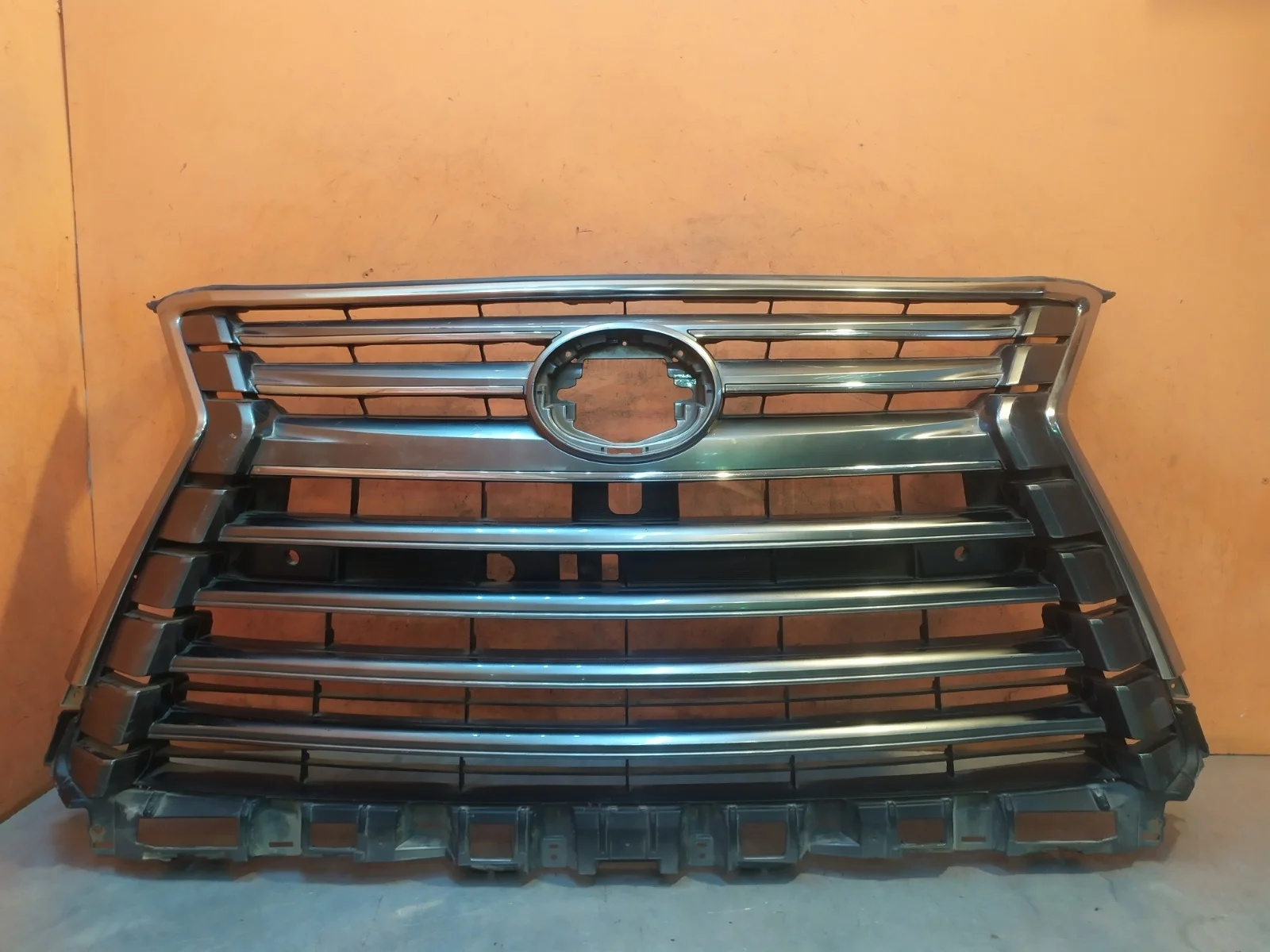 Решетка радиатора Lexus LX 2015-2023 URJ200