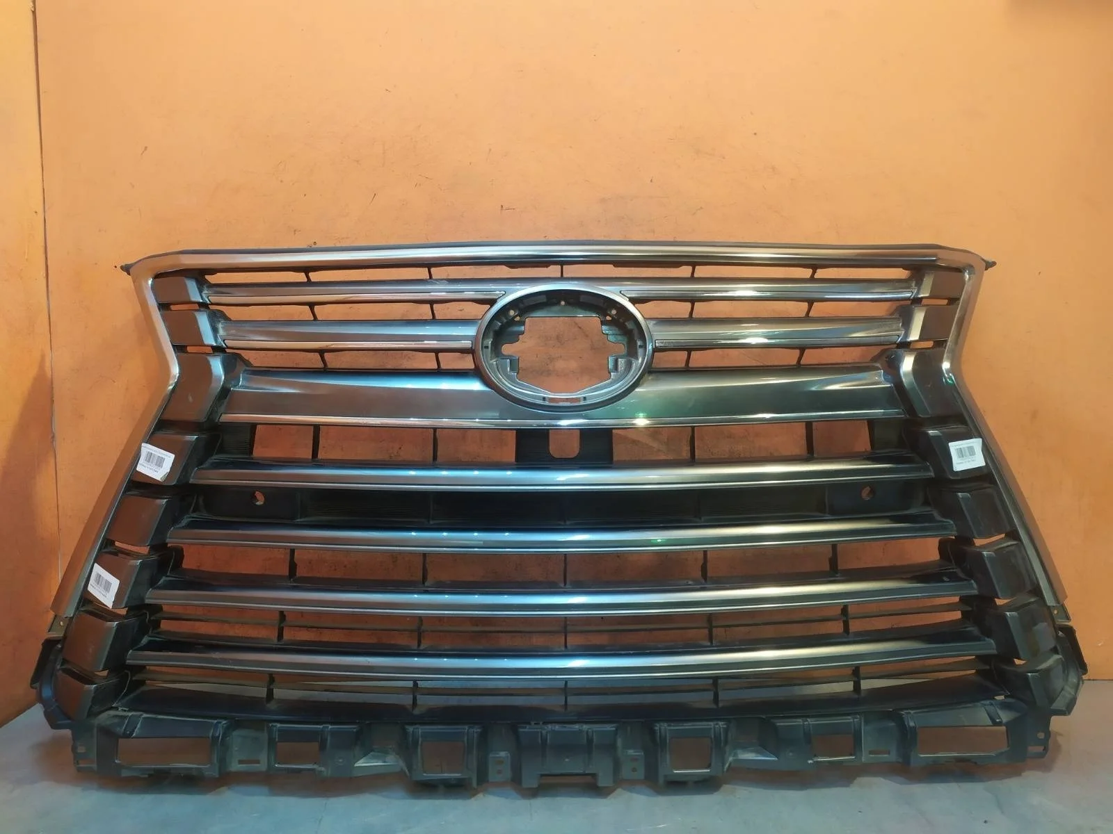 Решетка радиатора Lexus LX 2015-2023 URJ200