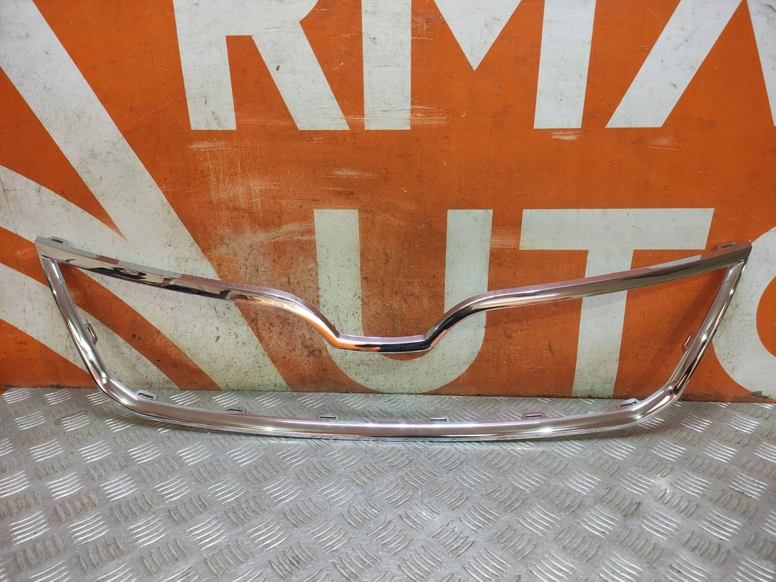 Окантовка решетки радиатора SKODA Rapid 2014-2020