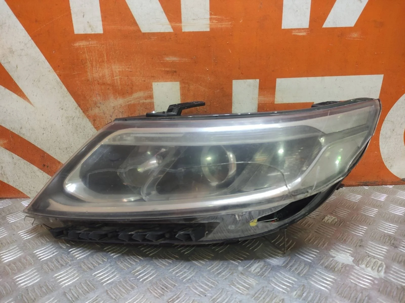 Фара Kia Sorento 2012-2019 XM