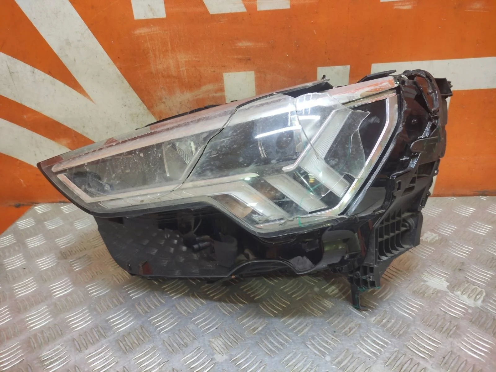 Фара Audi Q3 2018-нв F3