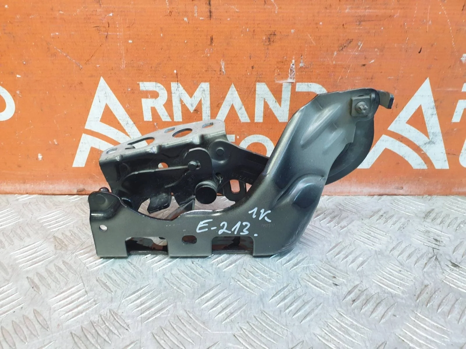 Петля капота Mercedes -Class 2016-нв W213, S213, C238