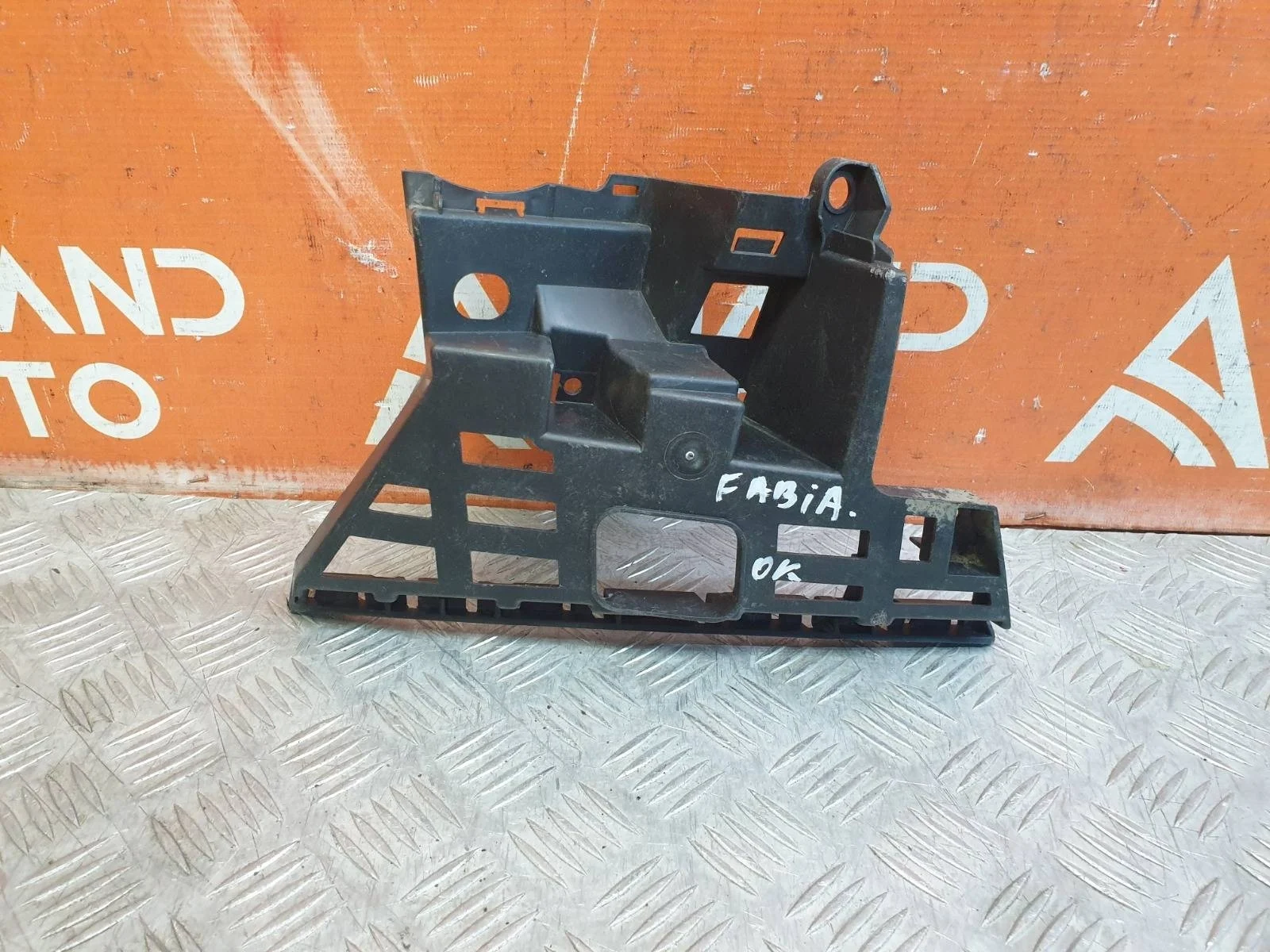 Кронштейн бампера Skoda Fabia 2007-2014 5J