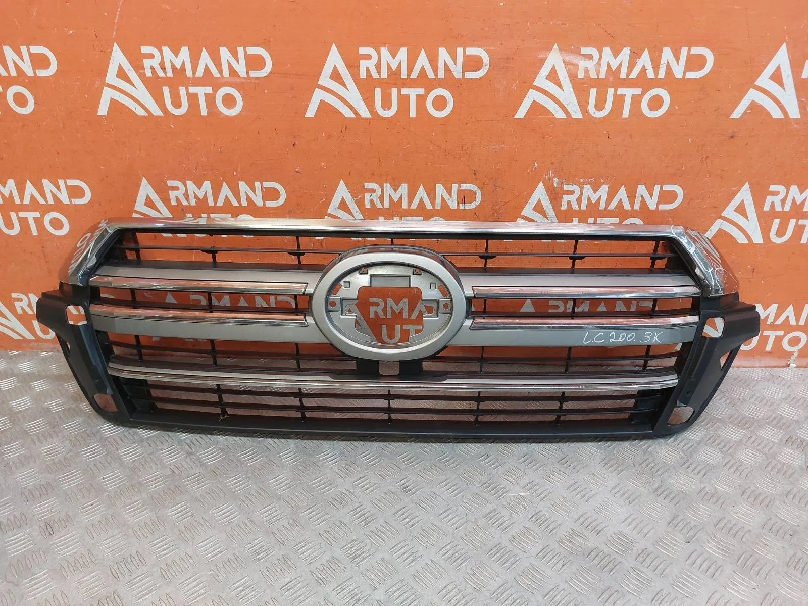 Решетка радиатора Toyota Land Cruiser 2015-2021 200