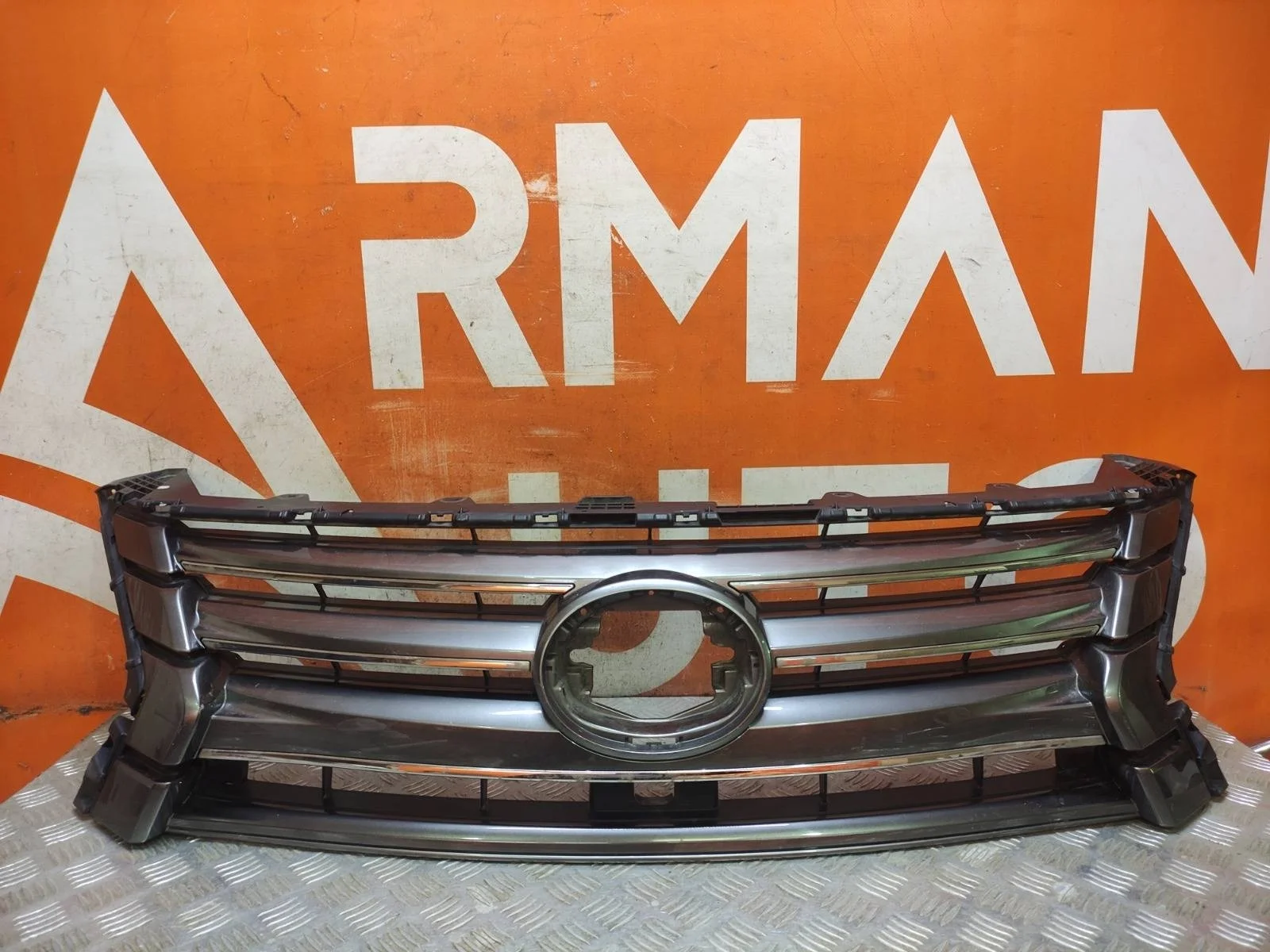 Решетка радиатора Lexus LX 2015-2023 URJ200