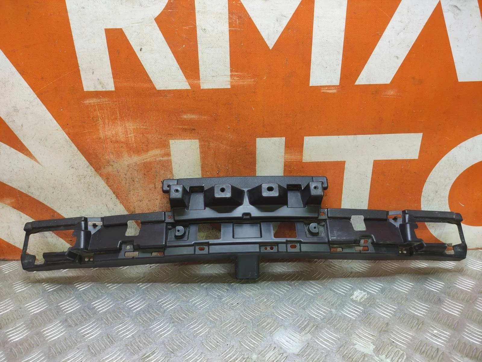 Кронштейн решетки радиатора нижний Lexus LX 2015-2023 URJ200