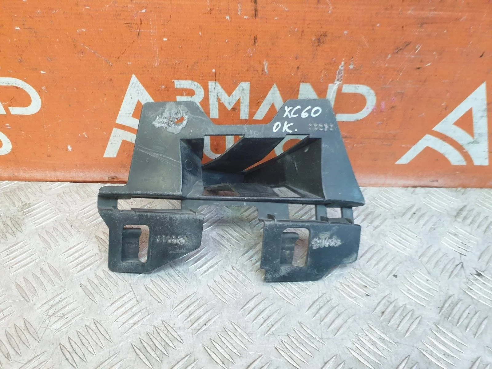 Кронштейн бампера Volvo XC60 2008-2013