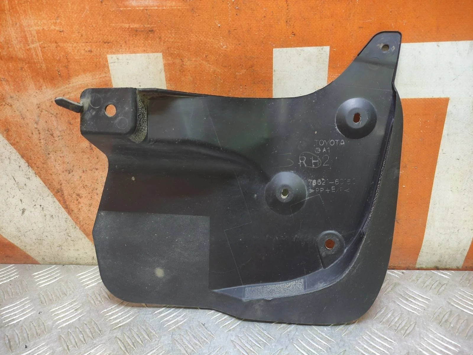 Брызговик Lexus LX 2007-2015 3 URJ200