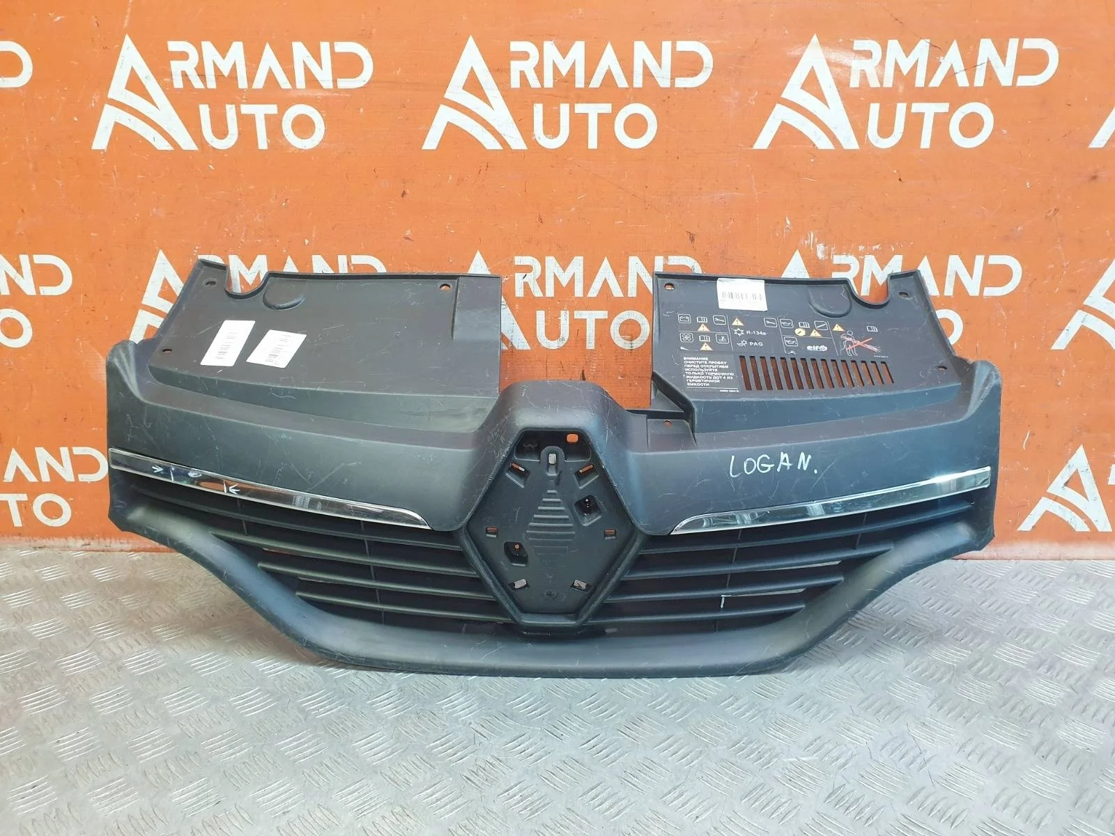 Решетка радиатора Renault Logan 2012-2018