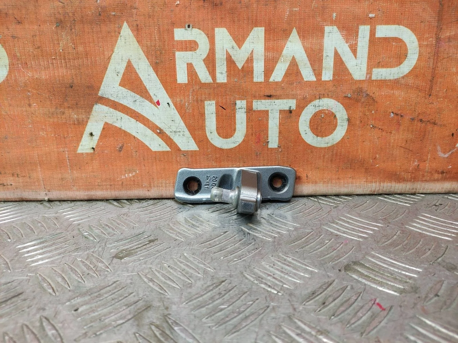 Петля двери верхняя Mercedes -Class 2014-2021 W205