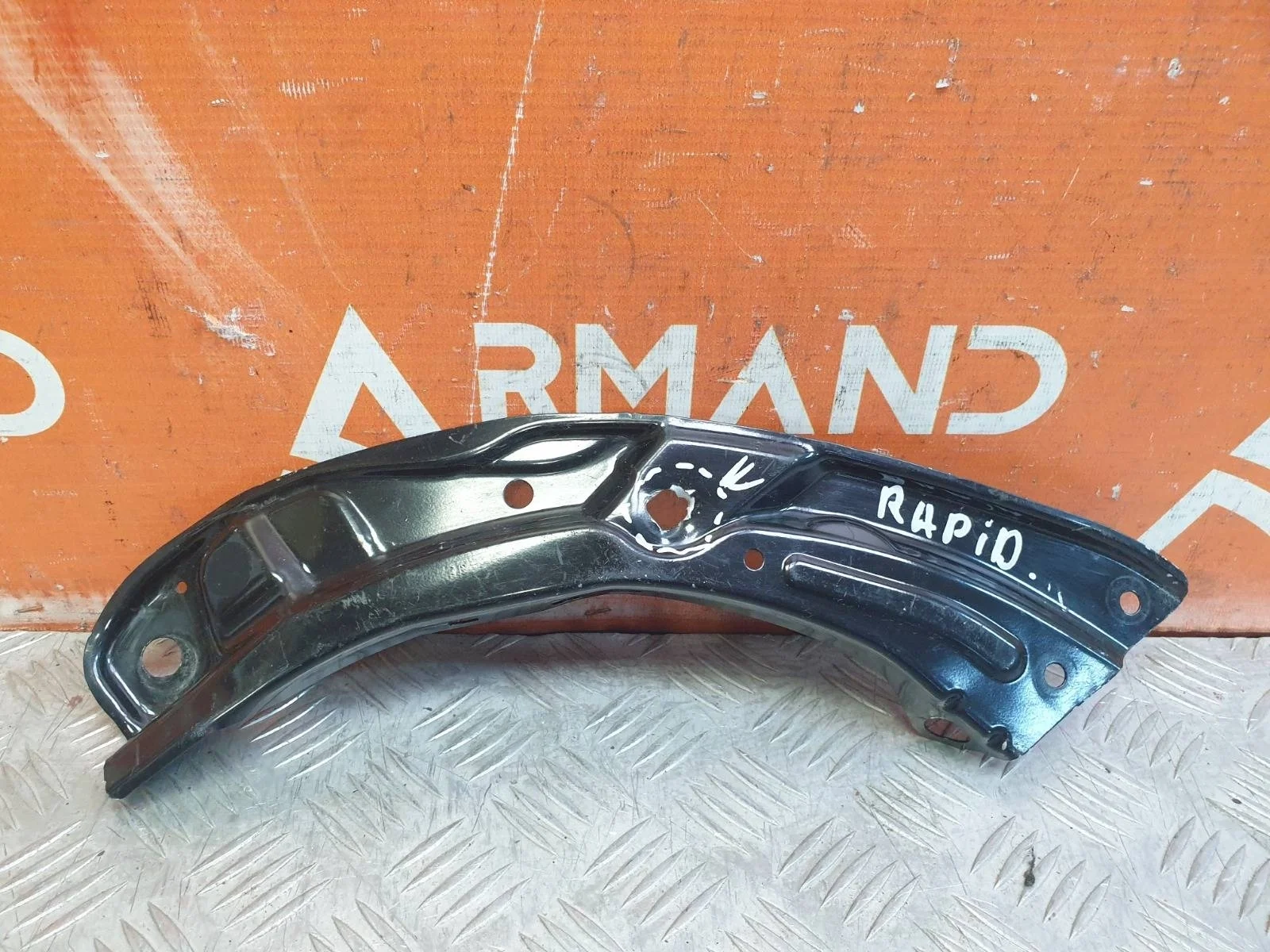 Кронштейн панели Skoda Rapid 2014-2020