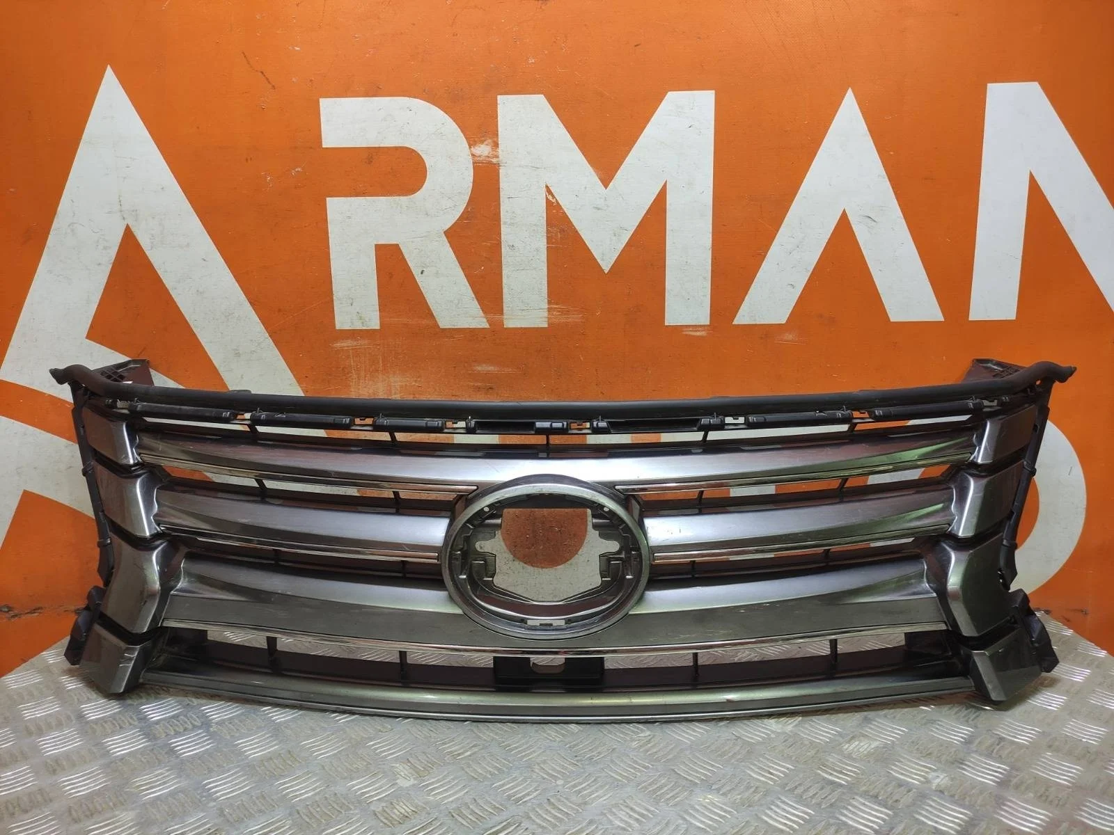 Решетка радиатора Lexus LX 2015-2023 URJ200