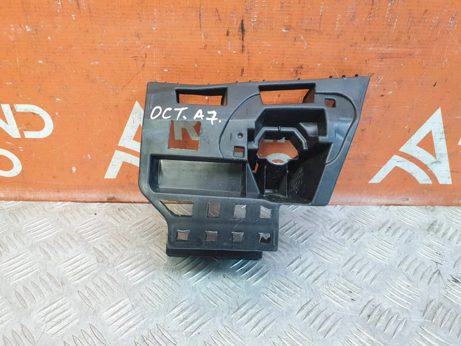 Кронштейн фароомывателя Skoda Octavia 2013-2017 A7 (5E)