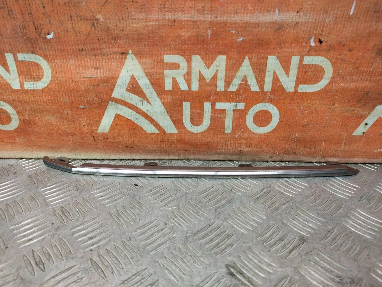 Накладка решетки радиатора центральная Toyota Land Cruiser 2015-2021 200