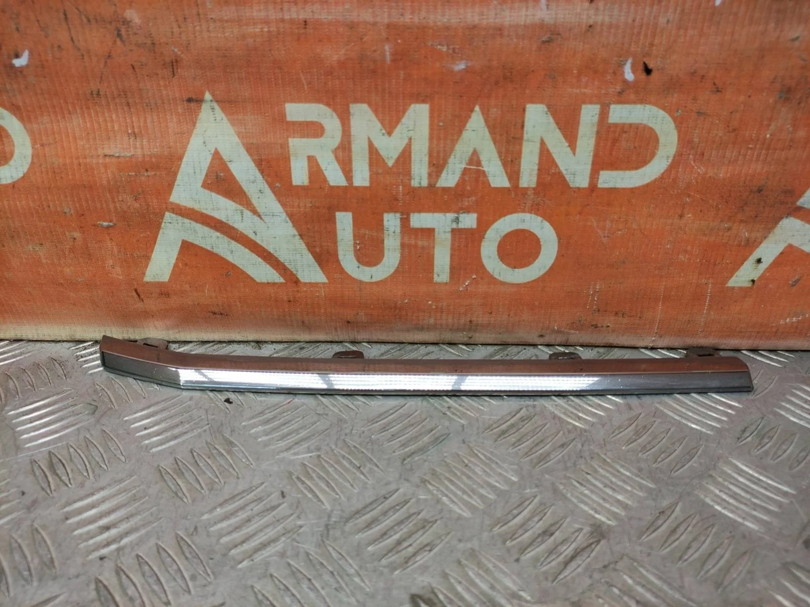 Накладка решетки радиатора центральная Toyota Land Cruiser 2015-2021 200