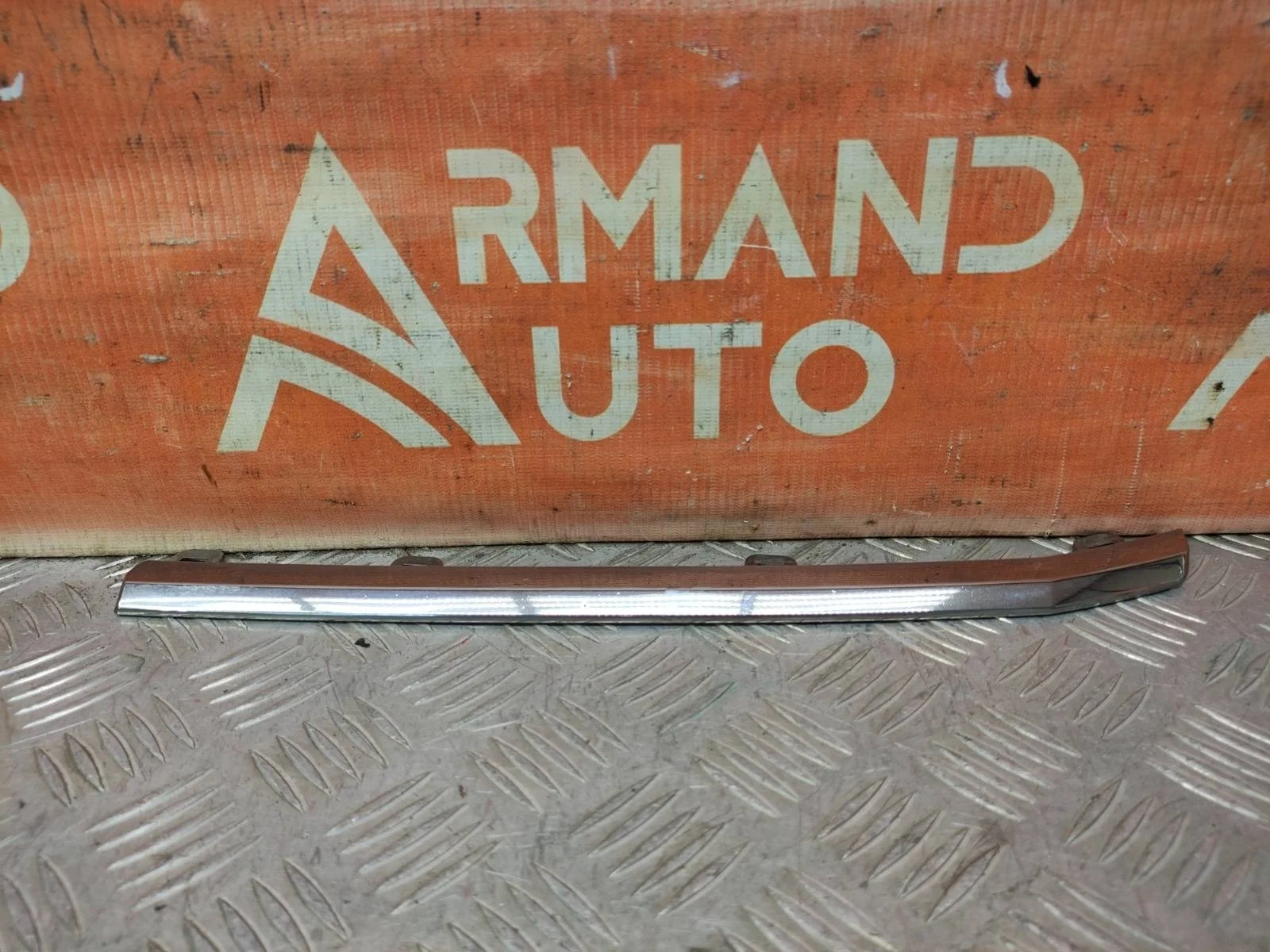 Накладка решетки радиатора центральная Toyota Land Cruiser 2015-2021 200