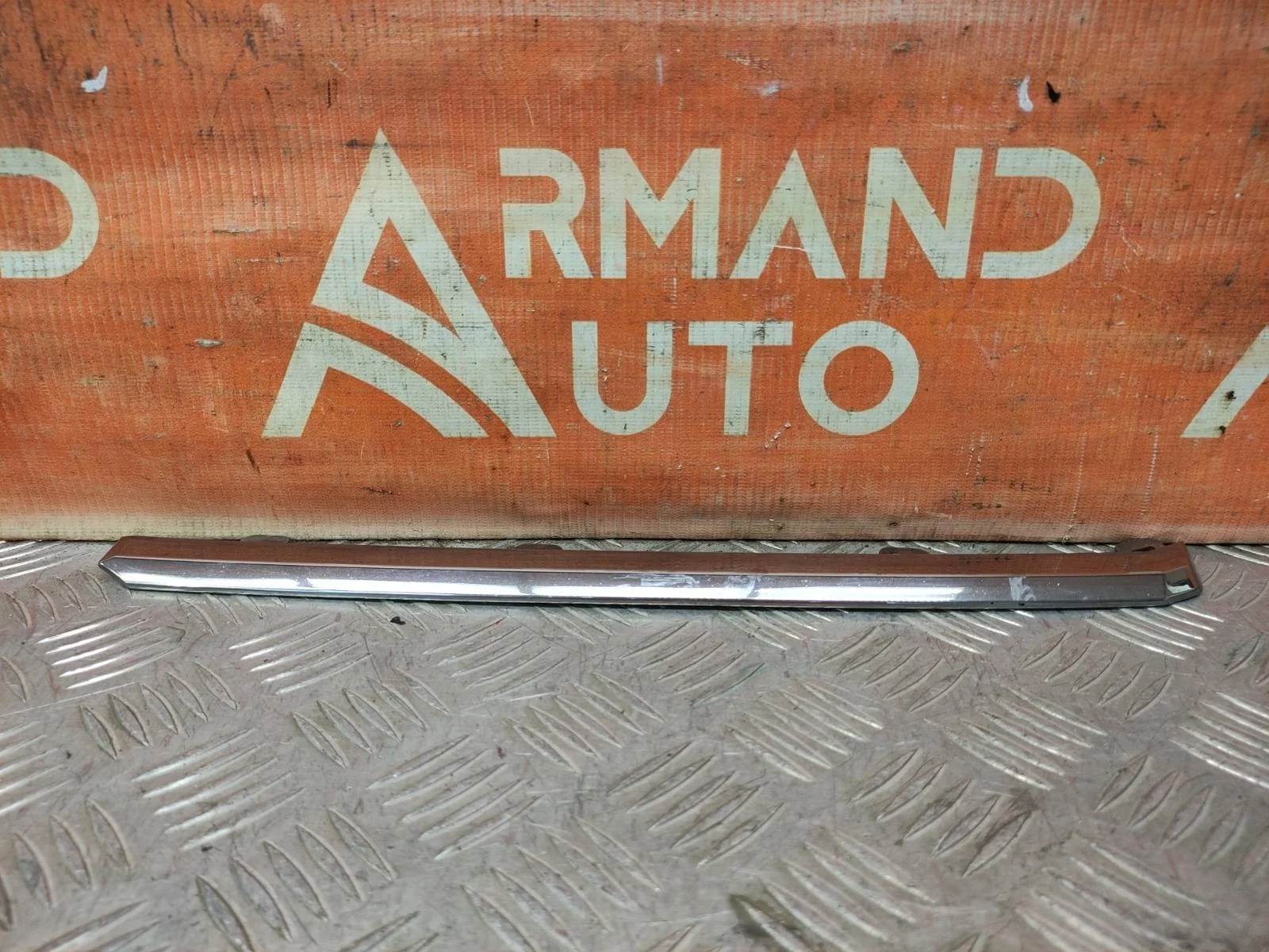 Накладка решетки радиатора верхняя Toyota Land Cruiser 2015-2021 200