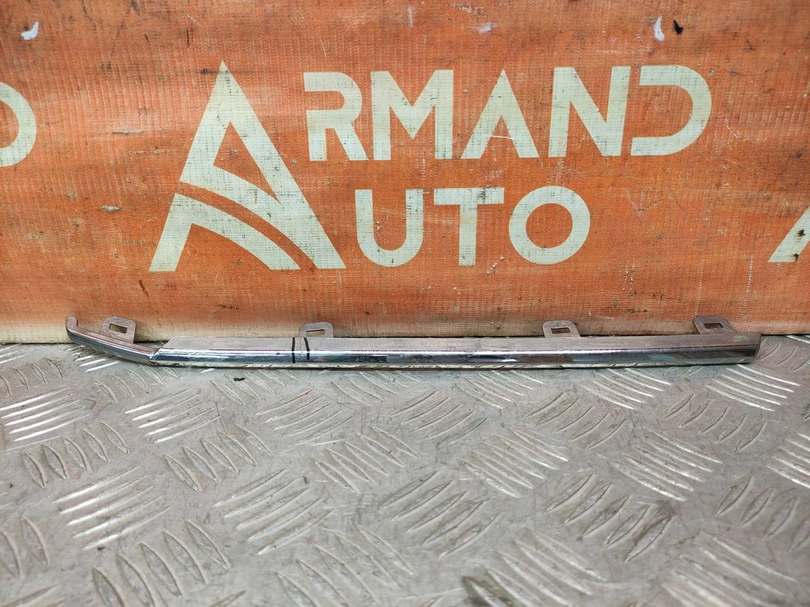 Накладка решетки радиатора центральная Toyota Land Cruiser 2015-2021 200