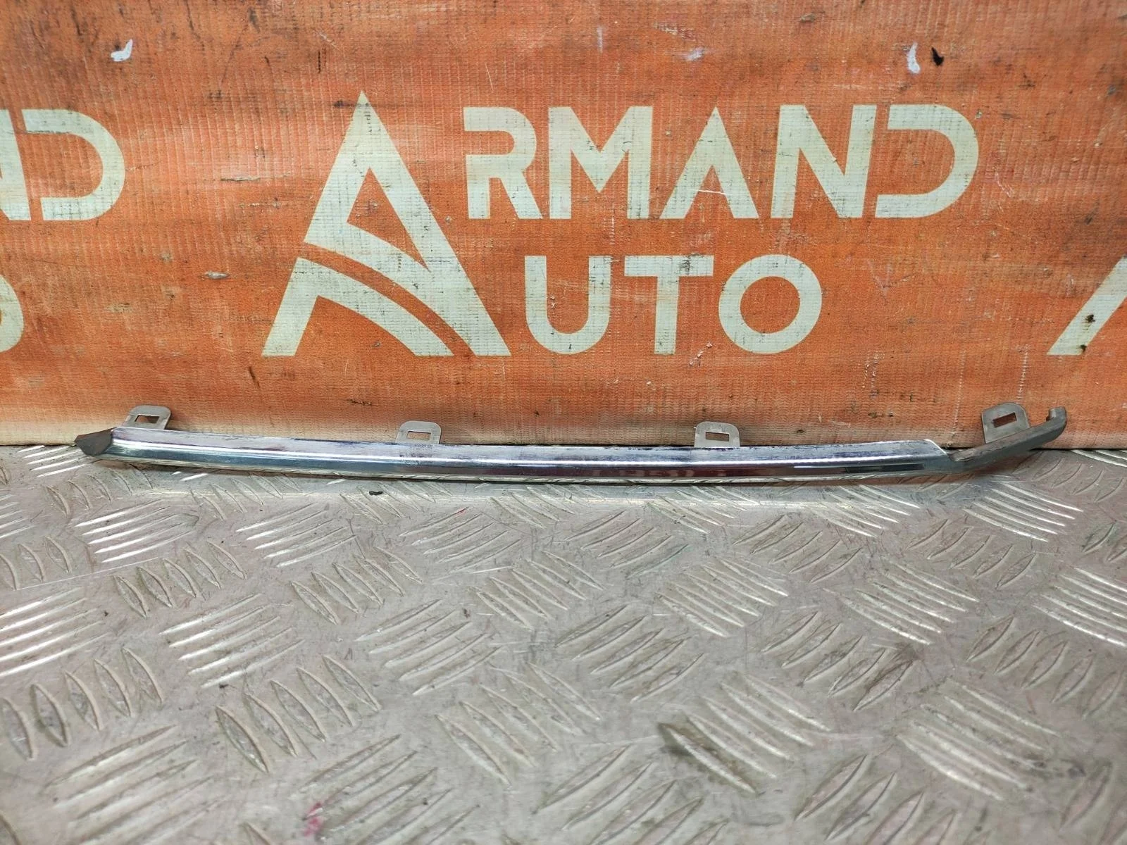 Накладка решетки радиатора центральная Toyota Land Cruiser 2015-2021 200