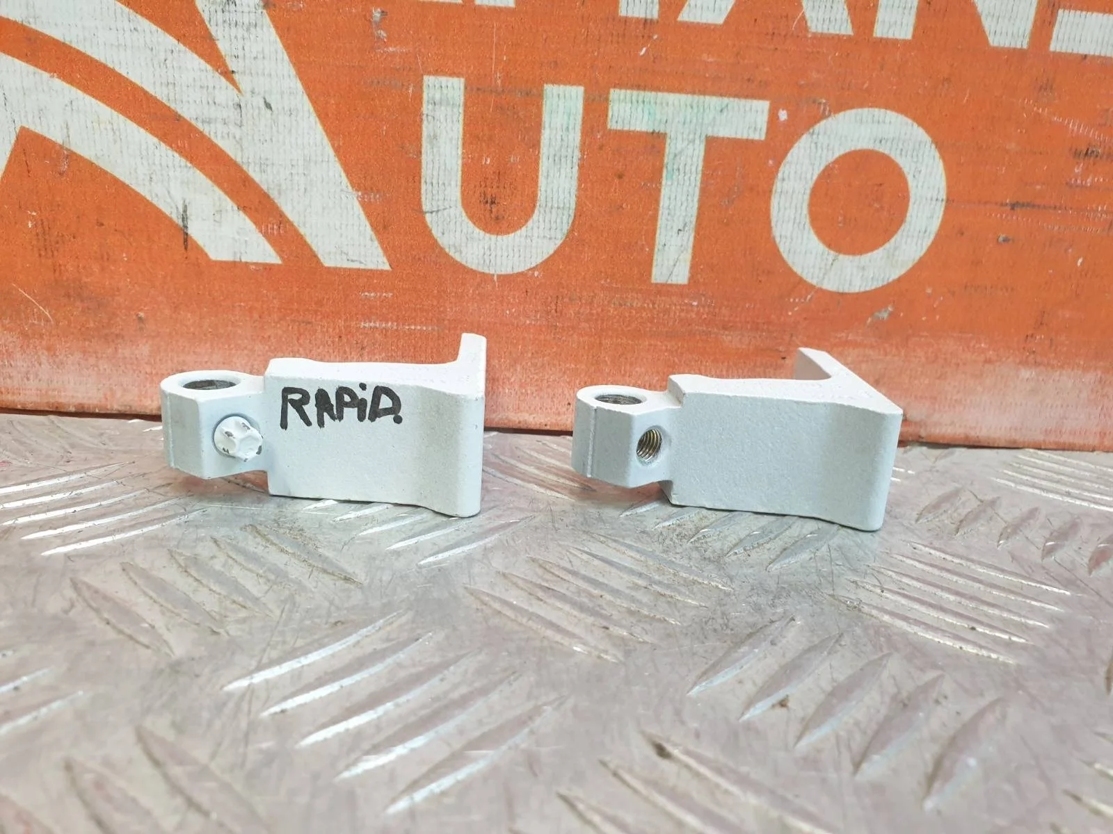 Петля двери Skoda Rapid 2020-нв