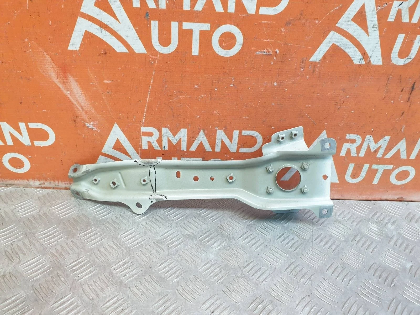 Кронштейн панели передней Mitsubishi Pajero 2006-нв 4