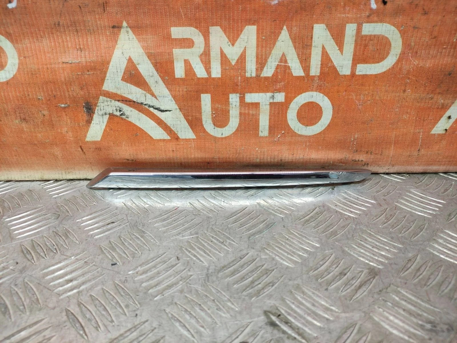 Накладка решетки радиатора центральная Mitsubishi Pajero Sport 2015-2021 3