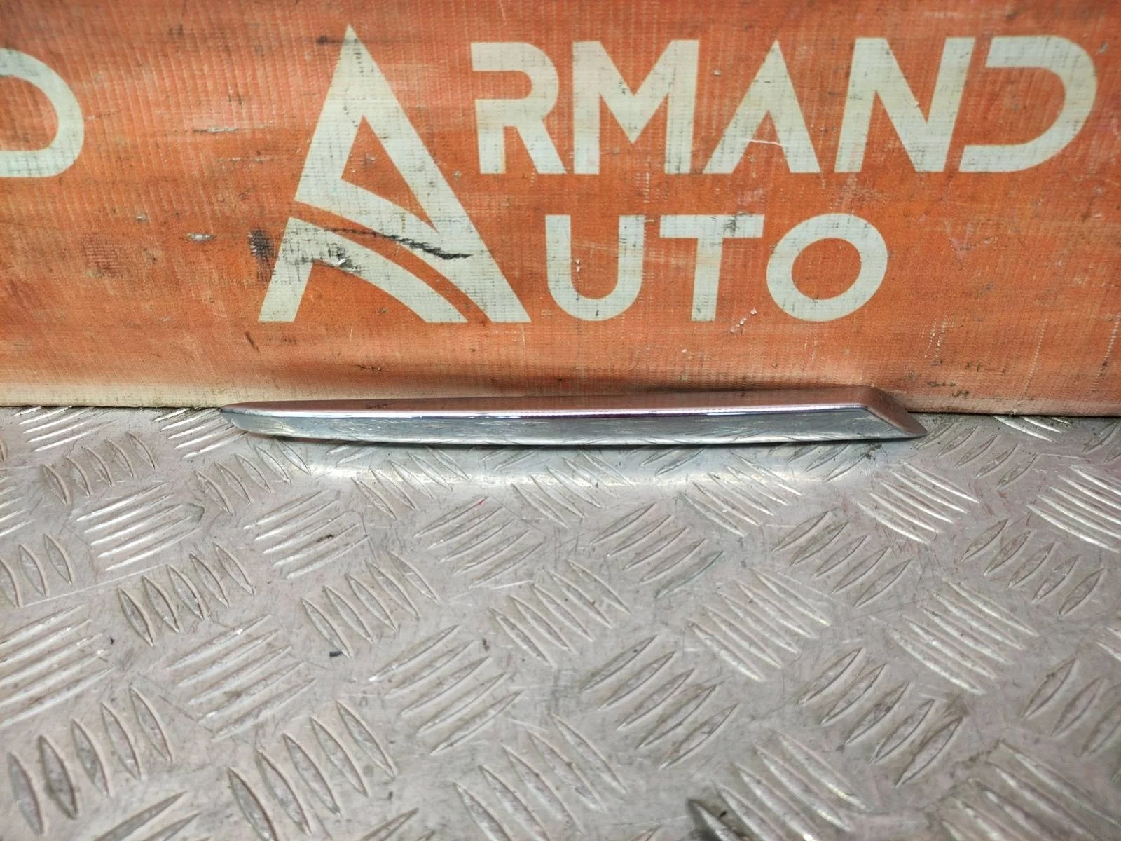 Накладка решетки радиатора центральная Mitsubishi Pajero Sport 2015-2021 3