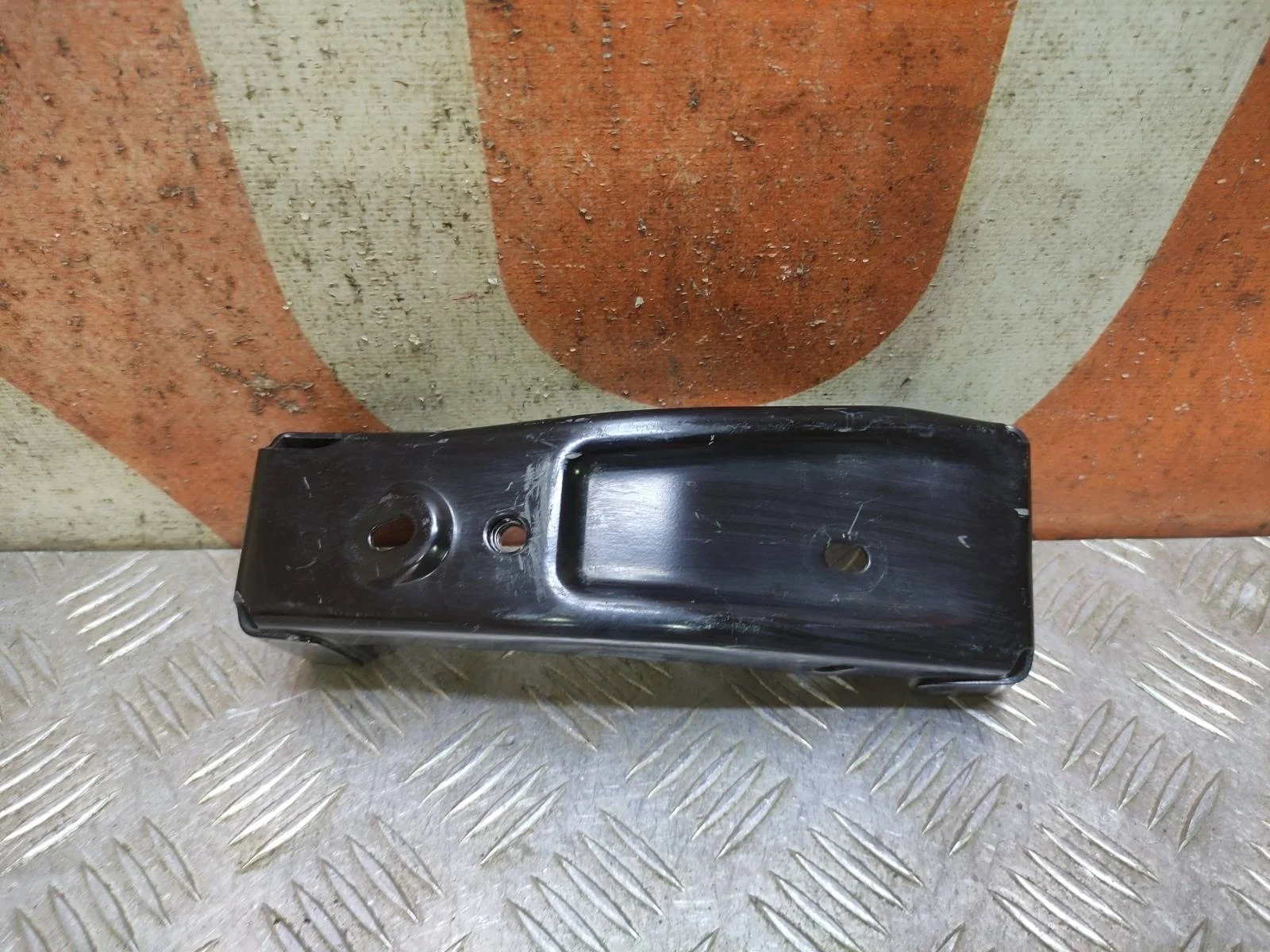 Кронштейн усилителя бампера Mitsubishi Pajero Sport 2015-2021 3