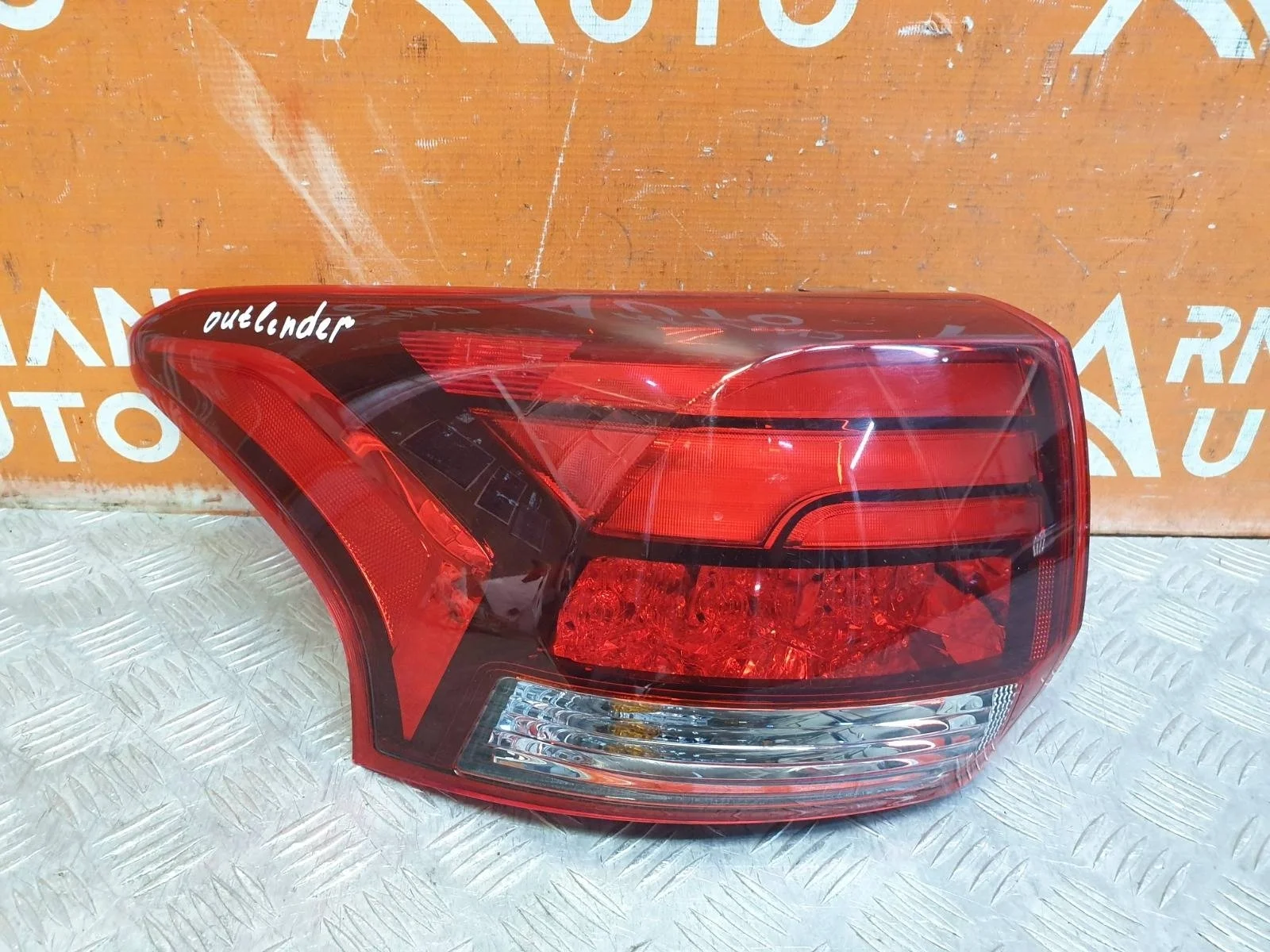 Фонарь внешний Mitsubishi OUTLANDER 2015-нв 3