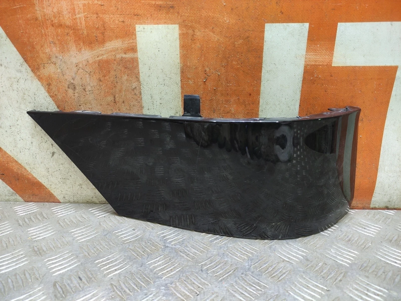 Накладка бампера Lexus LX 2015-2023 URJ200