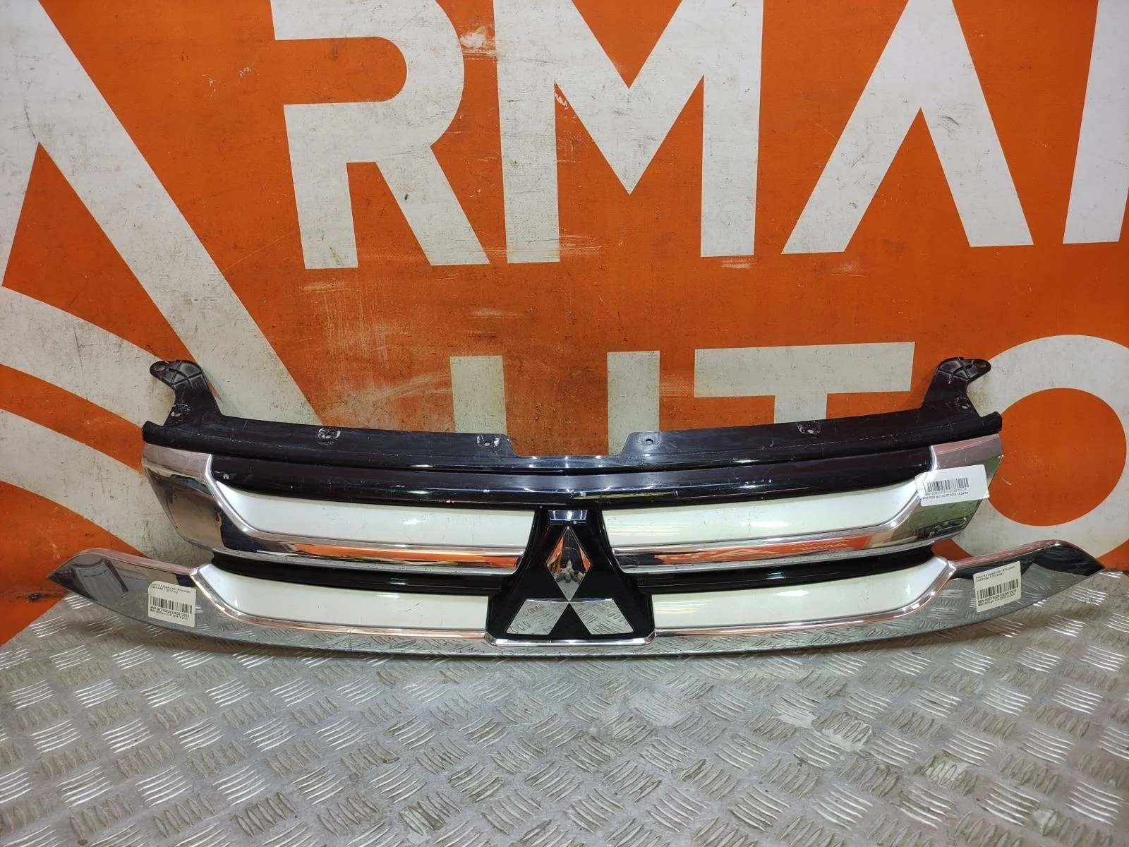 Решетка радиатора Mitsubishi OUTLANDER 2015-2018 3