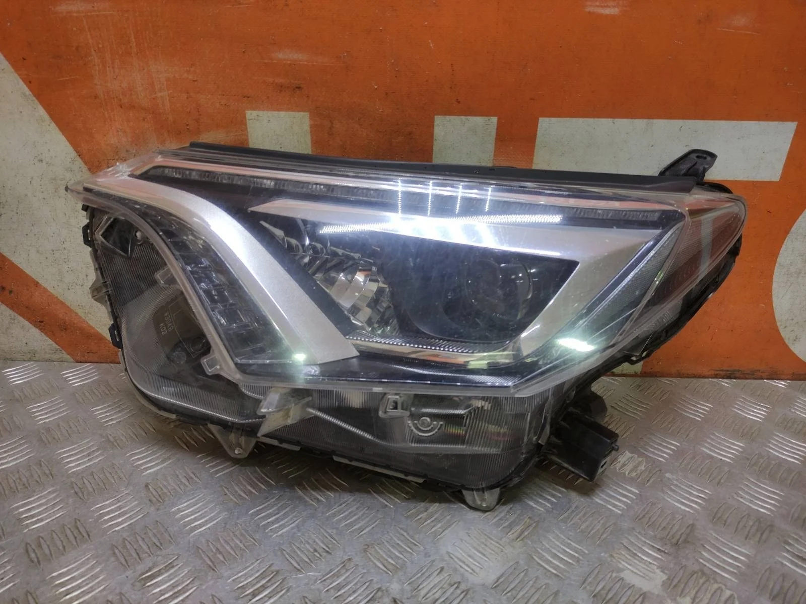 Фара TOYOTA RAV4 2015-2019 CA40