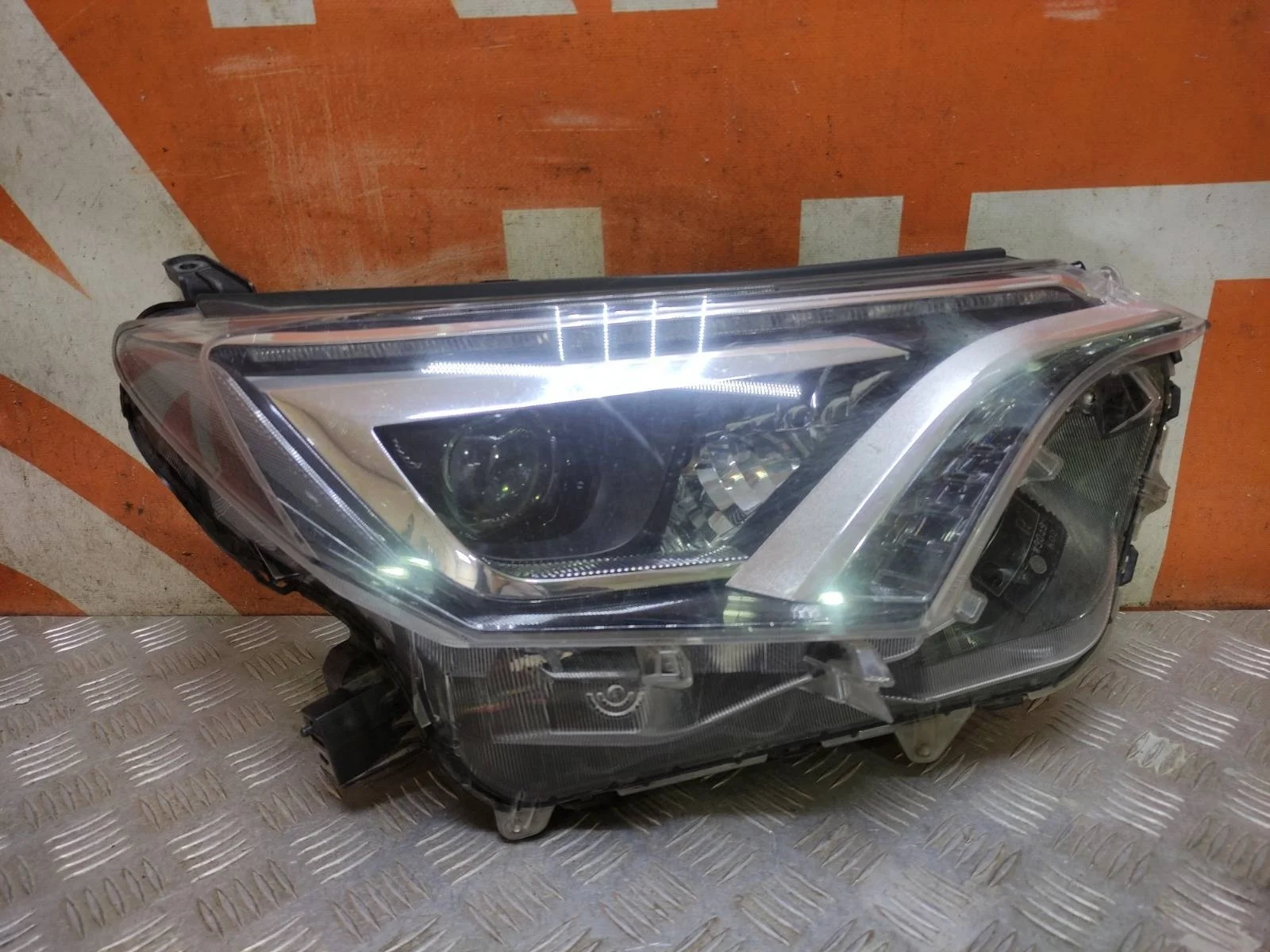 Фара TOYOTA RAV4 2015-2019 CA40