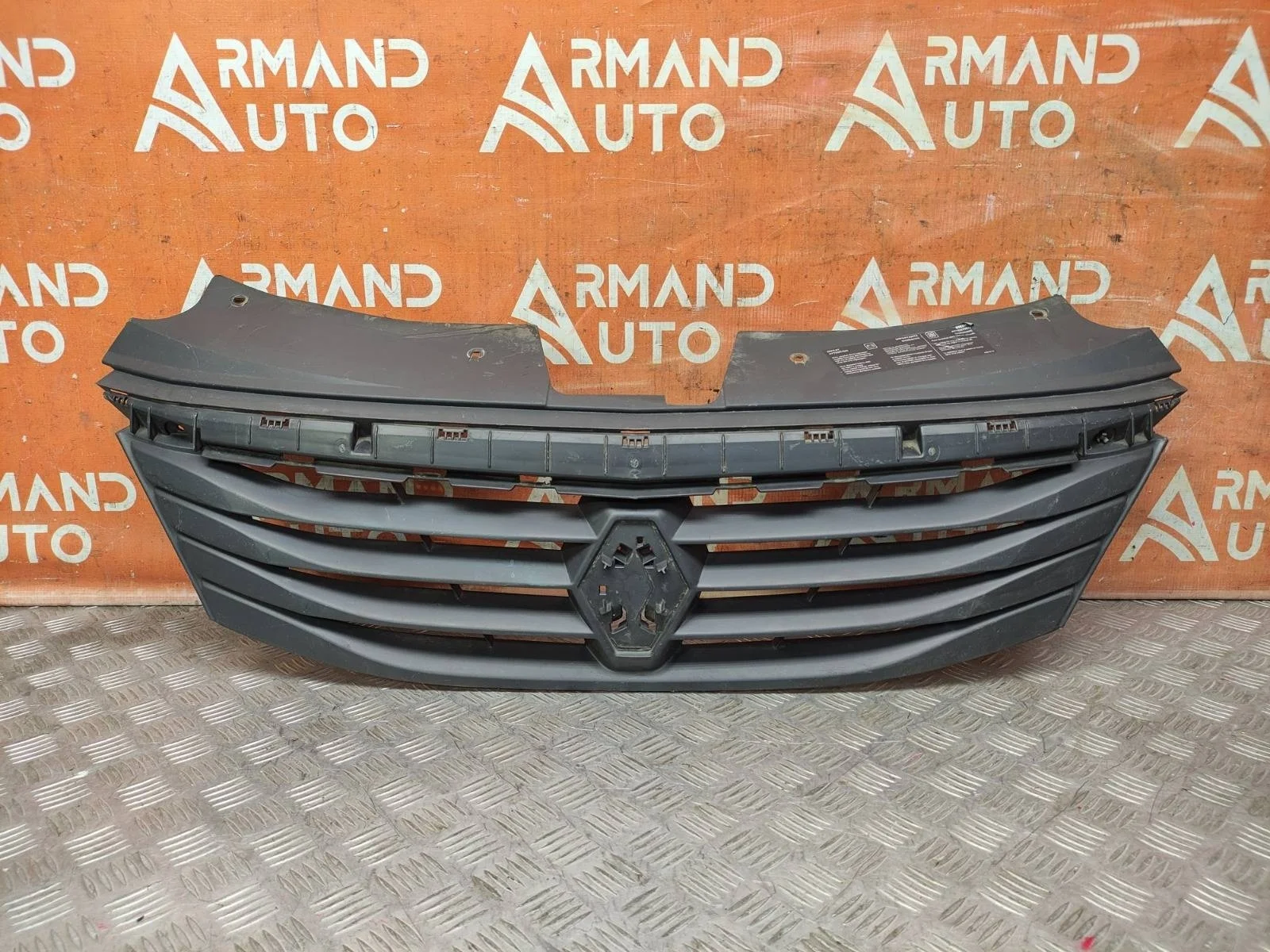 Решетка радиатора Renault Logan 2009-2015