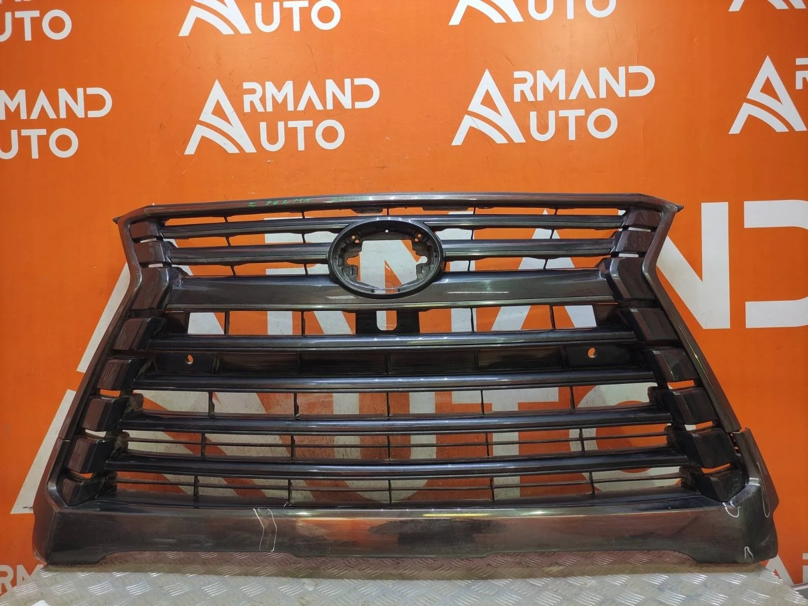 Решетка радиатора LEXUS LX 2015-2023 URJ200