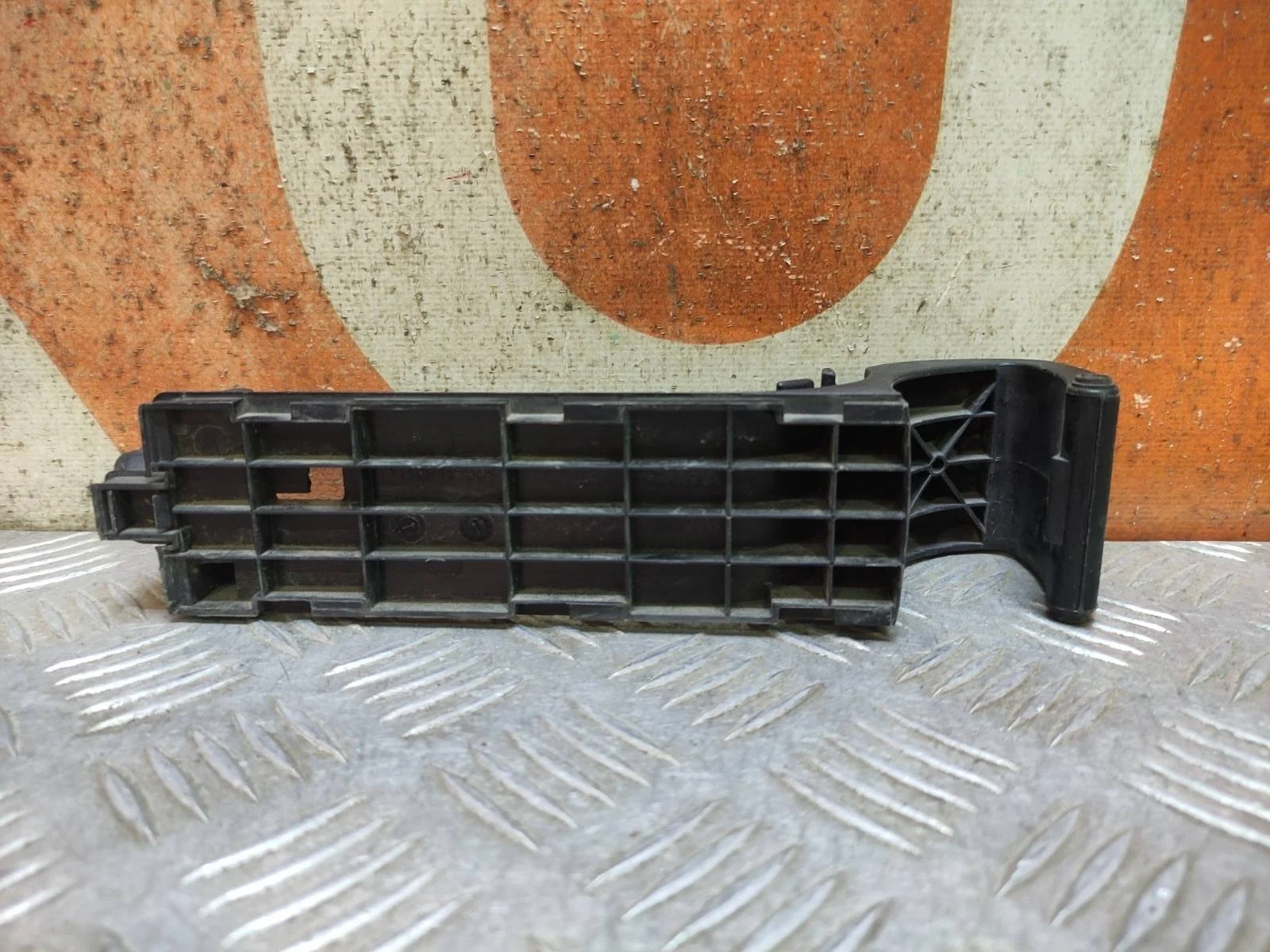 Петля лючка бензобака Land Rover Discovery 2009-2016 4