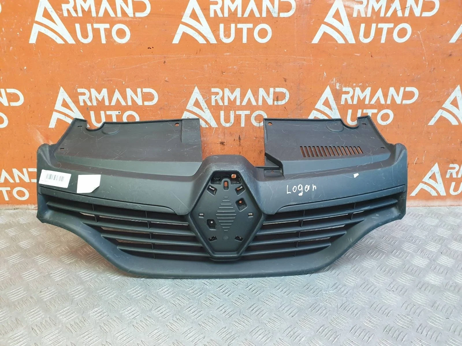 Решетка радиатора Renault Logan 2012-2018