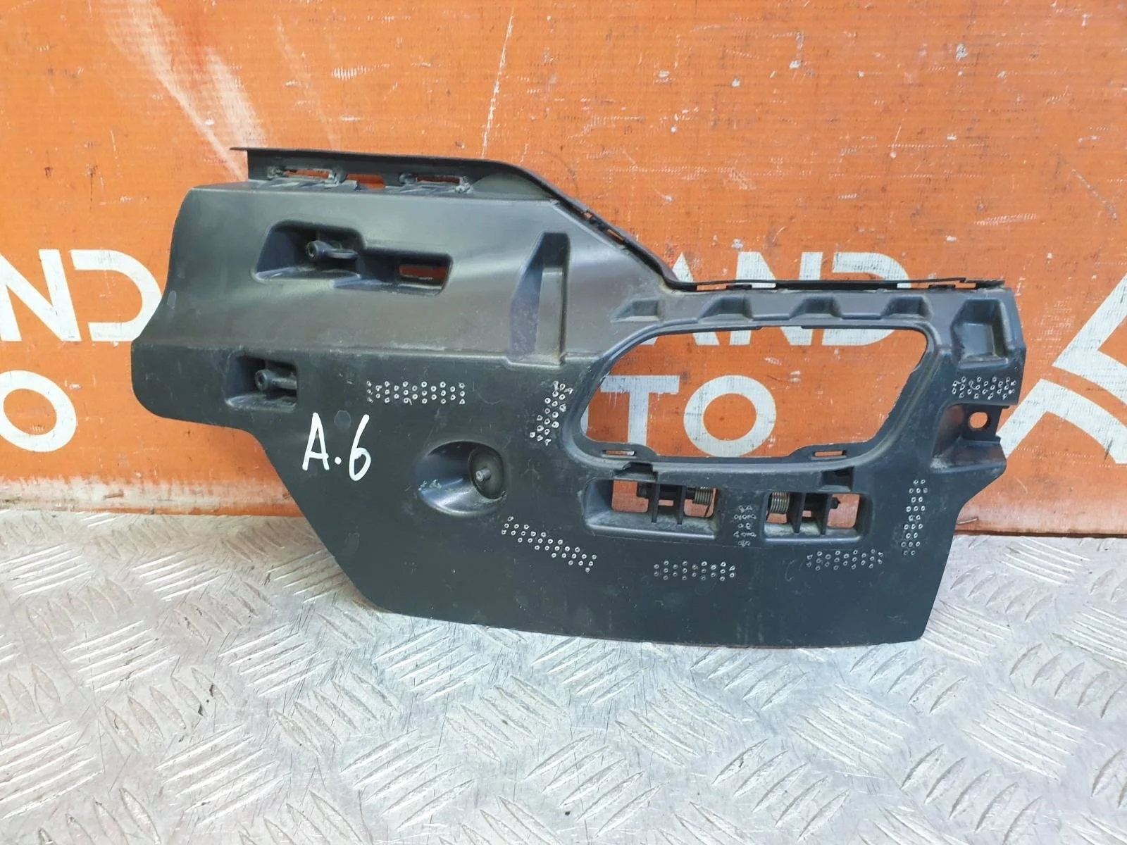 Кронштейн бампера Audi A6 2018-нв 5 C8