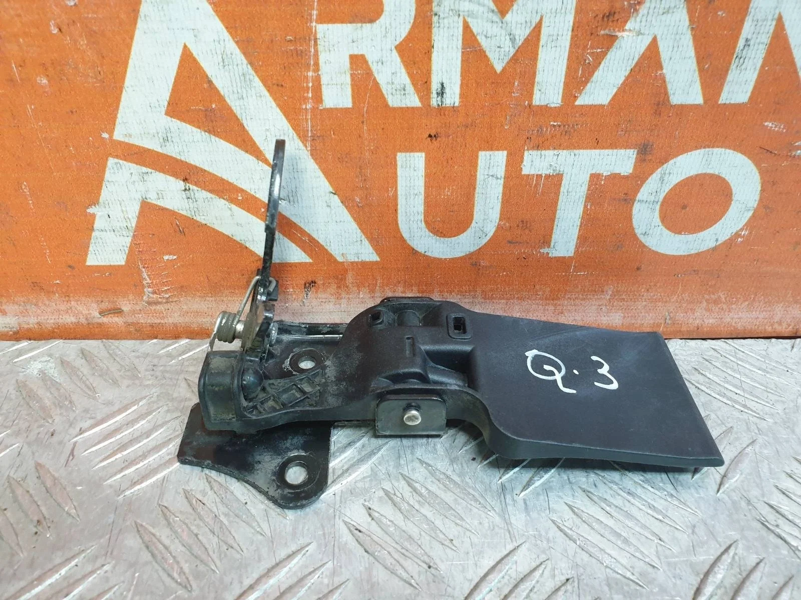 Крюк замка капота Audi Q3 2011-2018 8U
