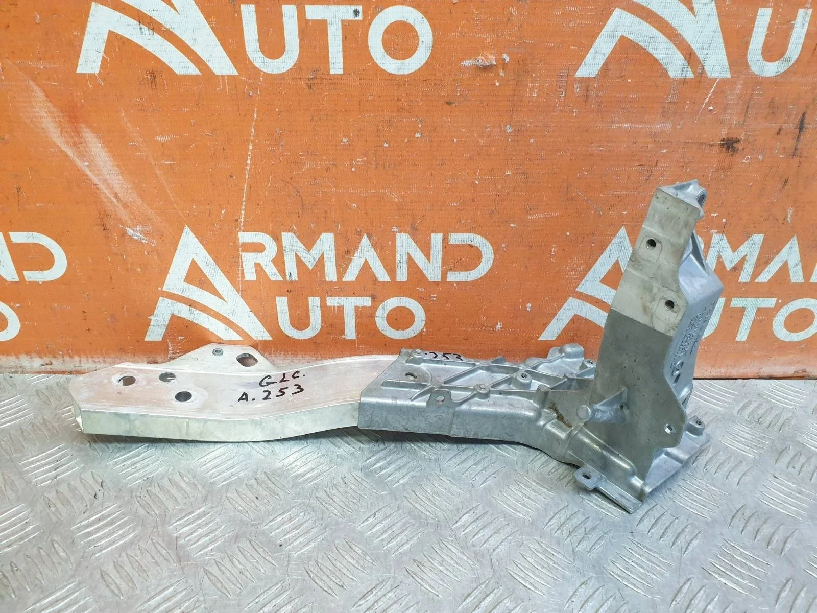 Кронштейн панели передней Mercedes GLC-Class 2015-нв X253