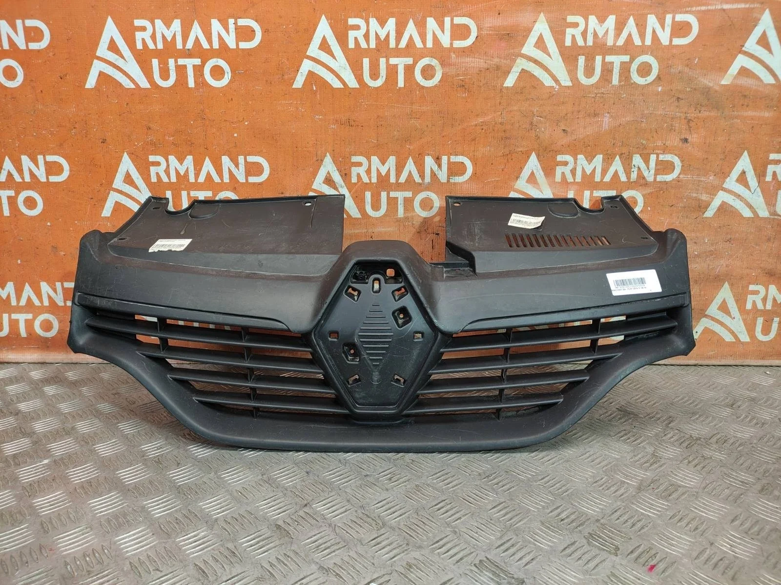 Решетка радиатора Renault Logan 2012-2018