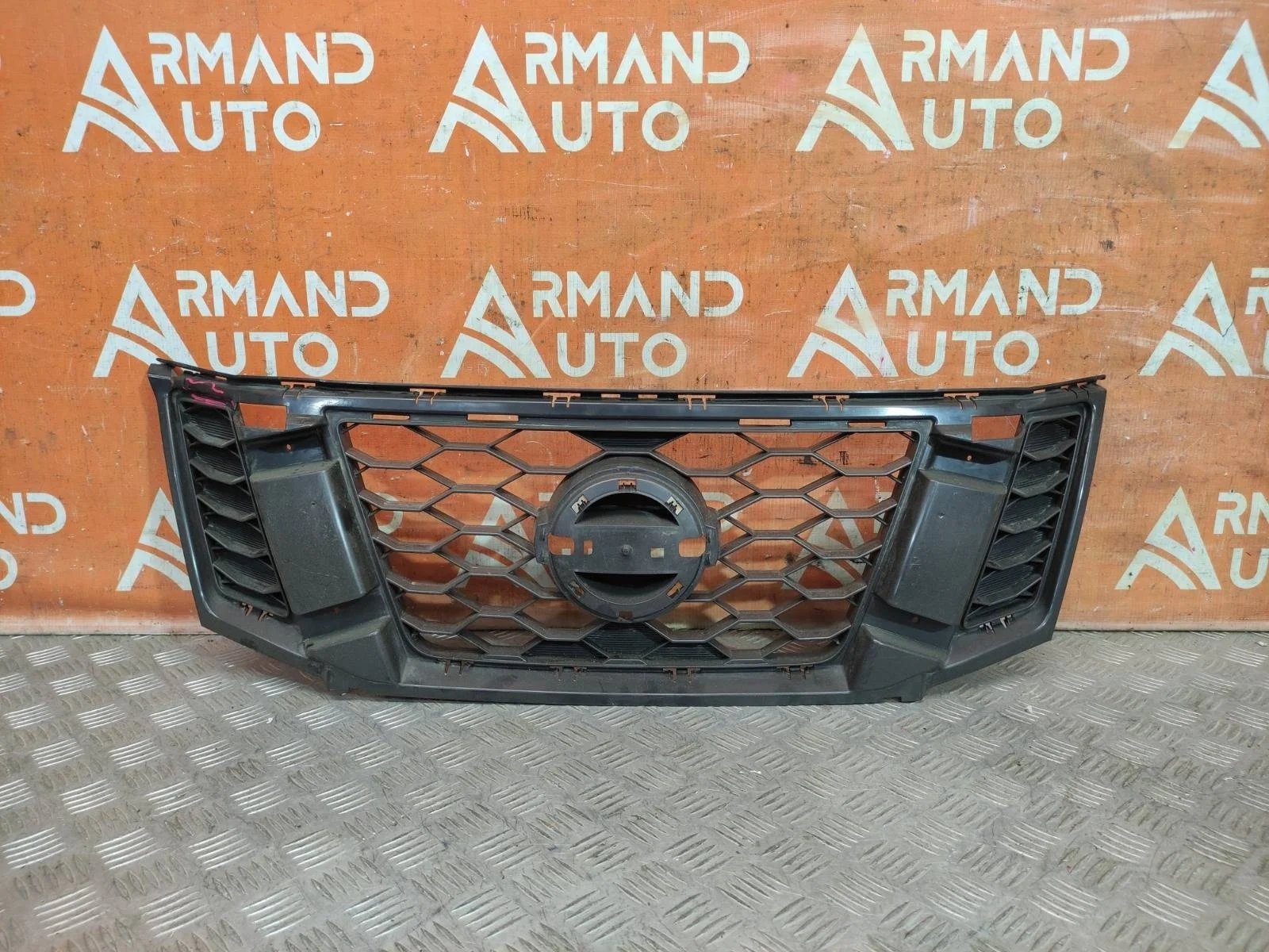 Решетка радиатора Nissan Terrano 2014-2022 3 D10