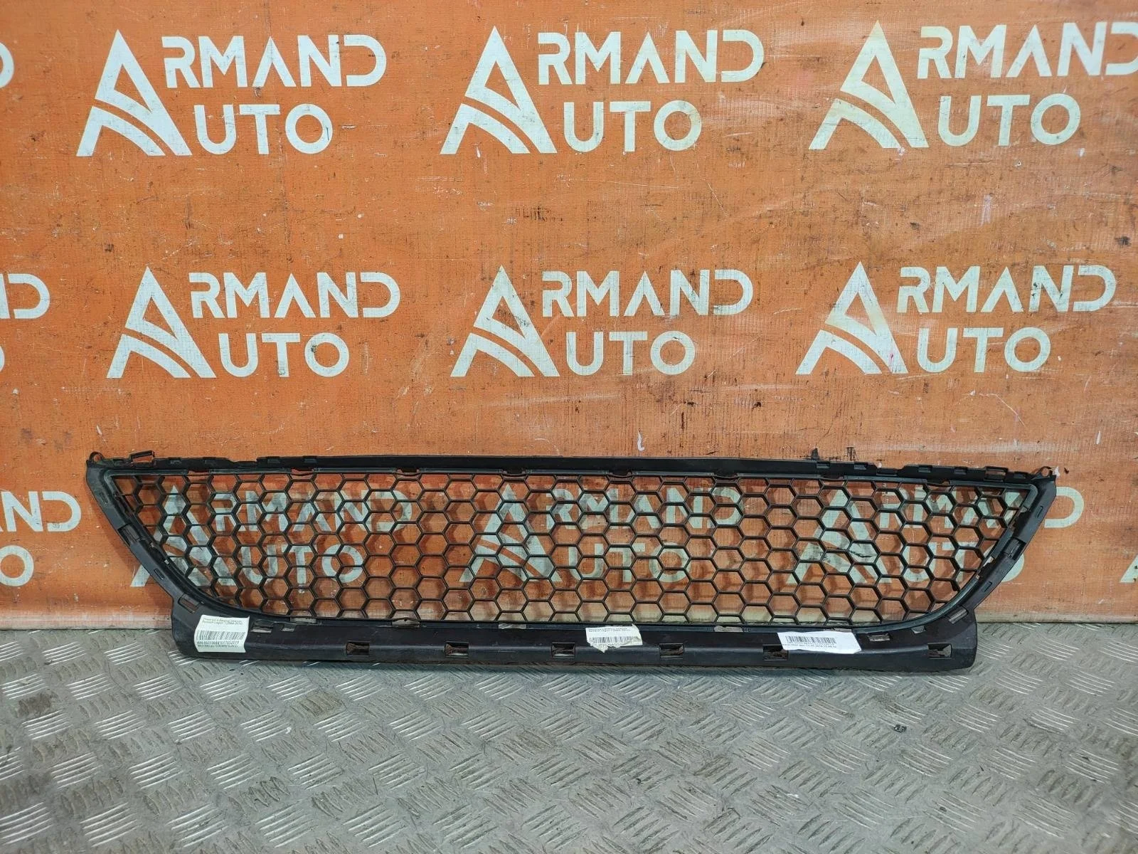 Решетка бампера Renault Logan 2009-2015