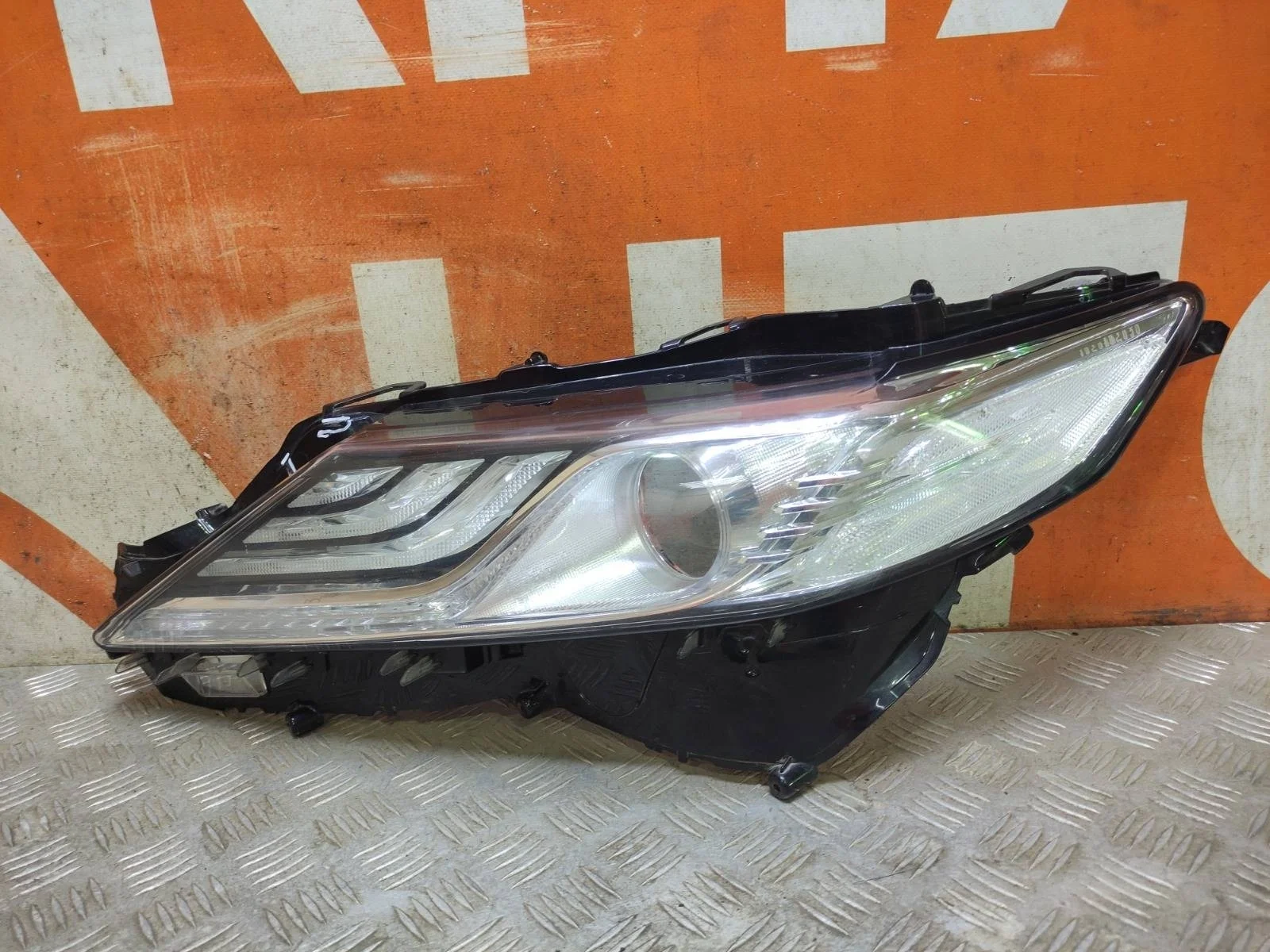 Стекло фары TOYOTA CAMRY 2017-2021 8 XV70