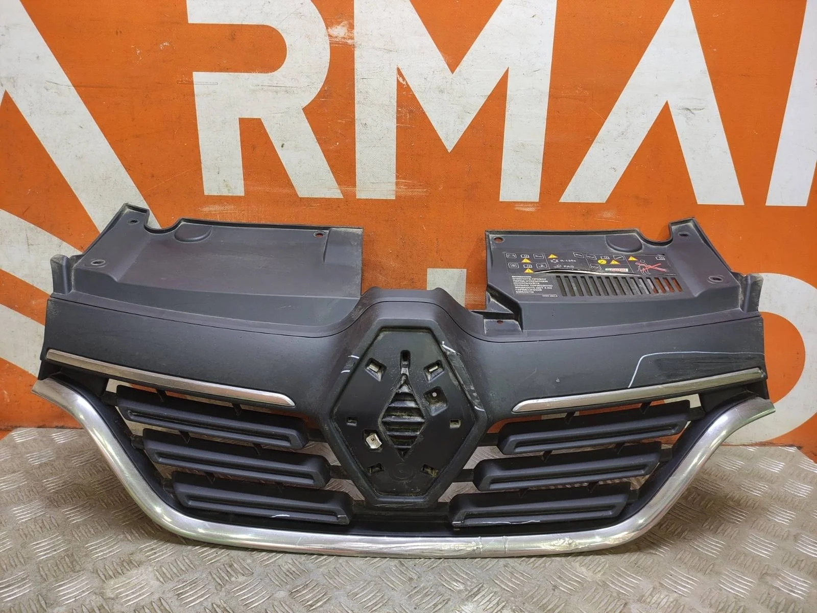 Решетка радиатора RENAULT Logan 2018-2022